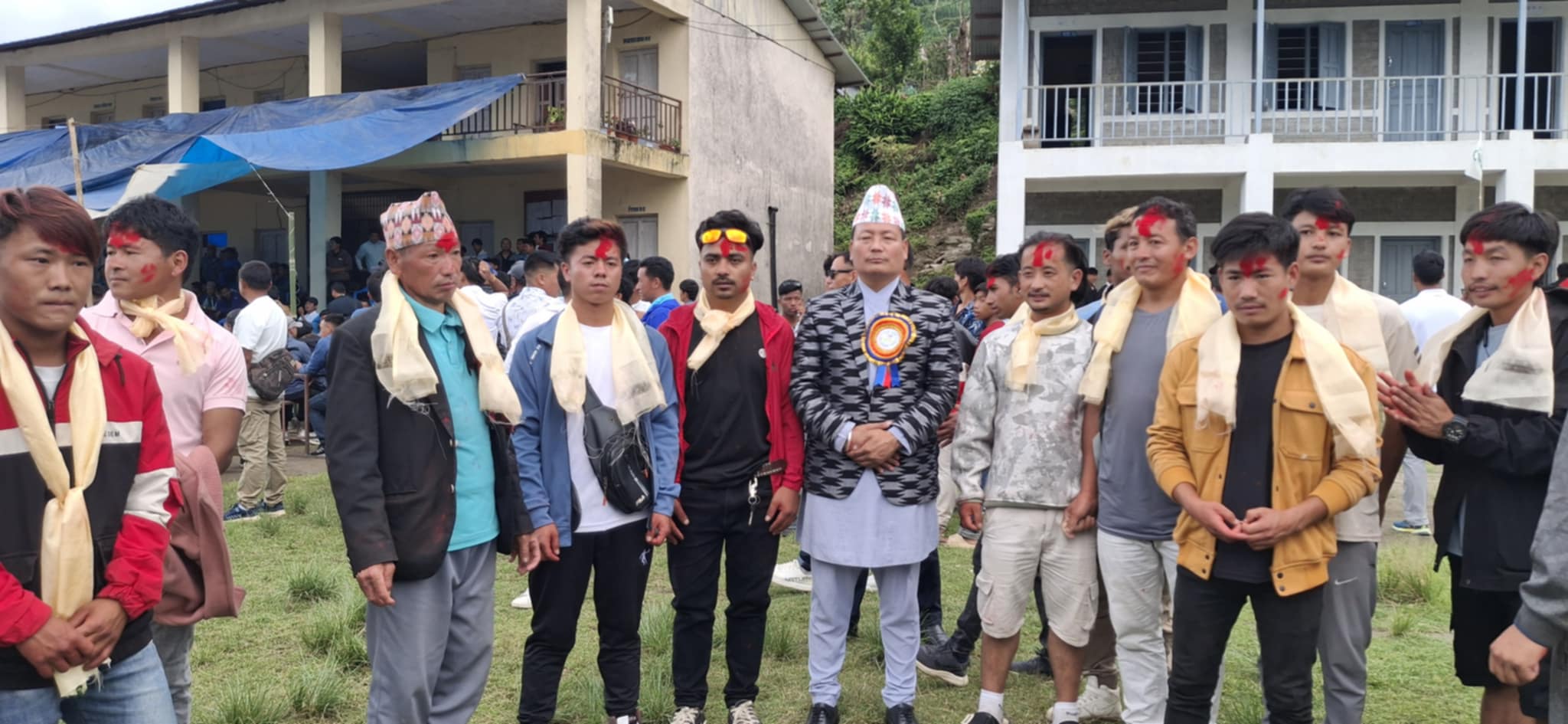 कोशी प्रदेश उद्योग कृषि तथा सहकारी मन्त्री खगेनसिंह हाङगाम पाटी प्रवेश भएकासँग तस्बिर खिच्दै ।