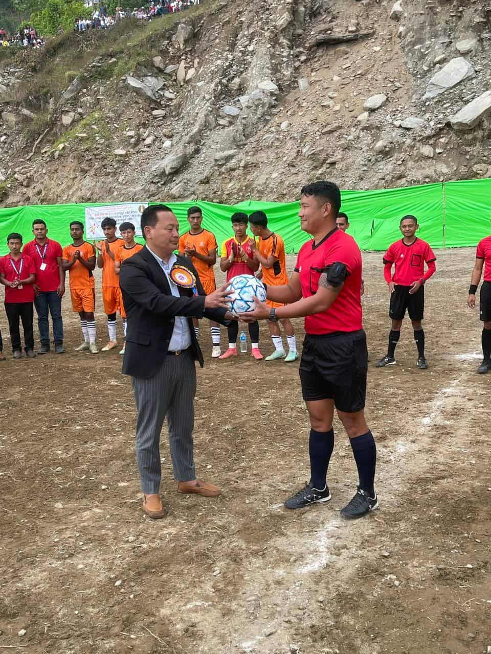 फाइल तस्बिरः खेवाङ गोल्डकप २०८१ मा बल हस्तान्तरण गर्दै कोशी प्रदेश उद्योग कृषि तथा सहकारी मन्त्री खगेनसिं हाङगाम ।
