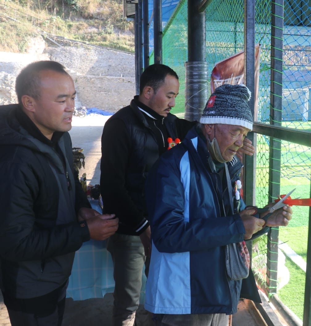 रिवन काटेर फुटसल उद्घाटन गर्दै प्रमूख अतिथि दुर्गा प्रसाद मादेन ।