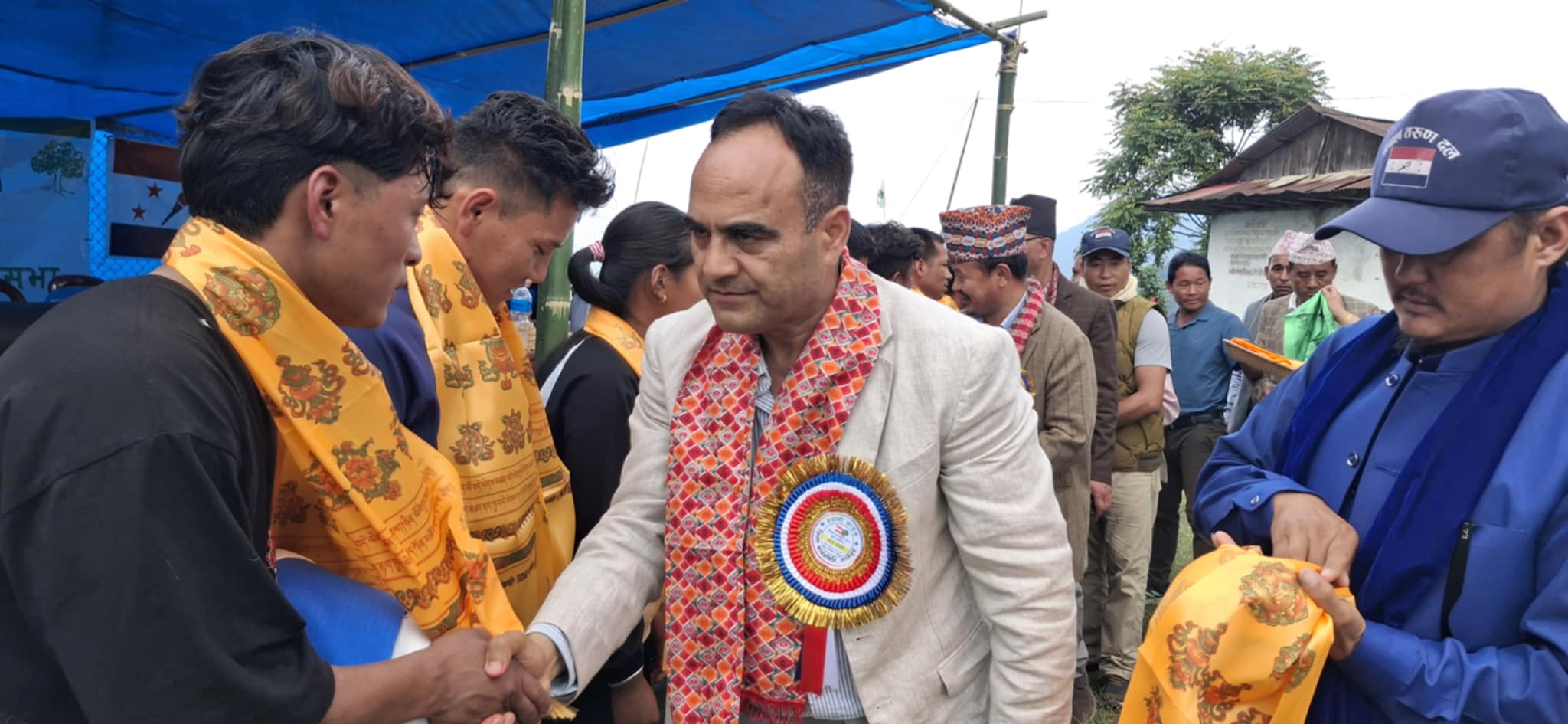 काग्रेस केन्द्रिय सदस्य नैनसिंह महर नवप्रवेशीलाई पाटीमा स्वागत गर्दै ।