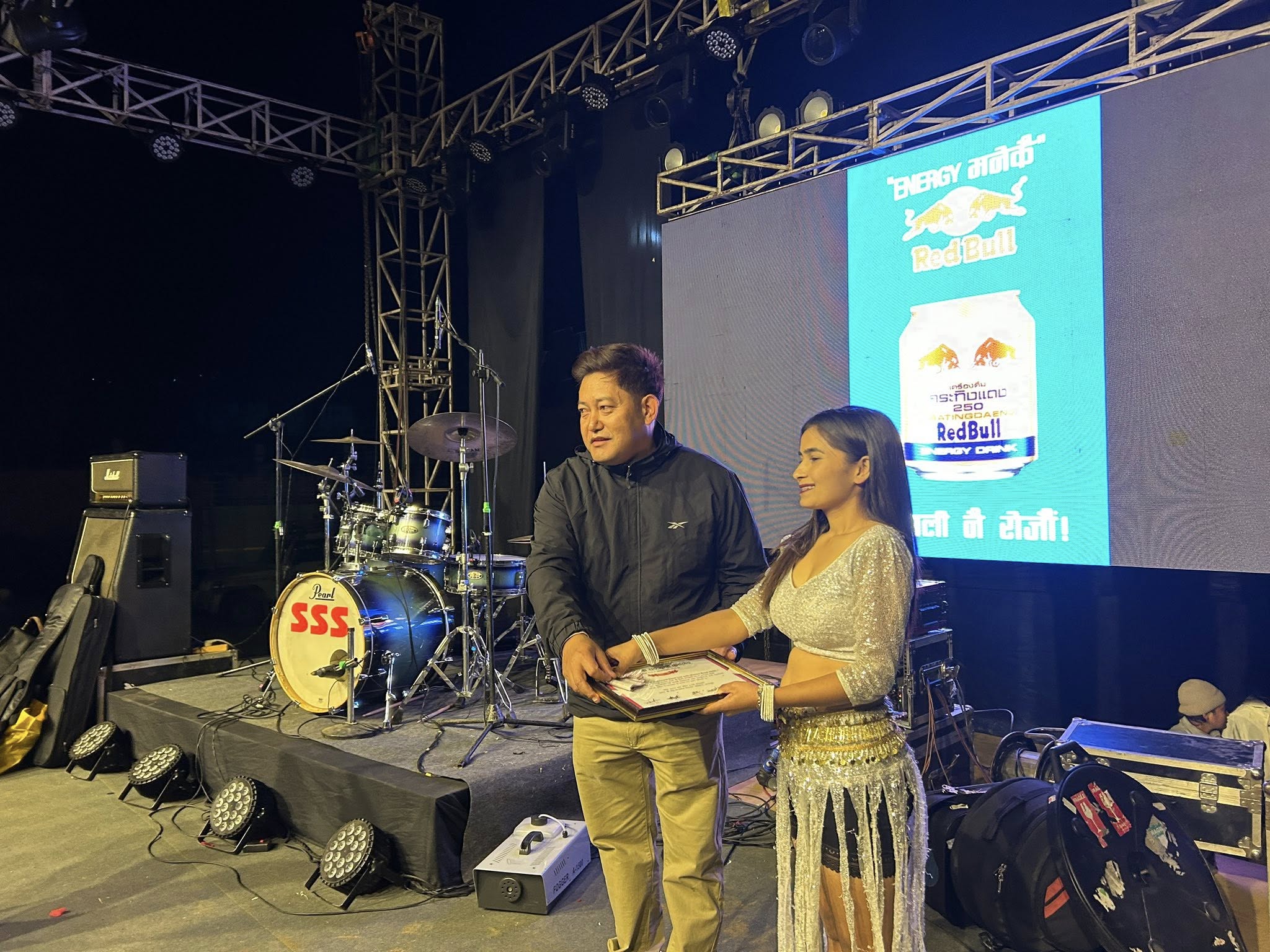 मातृभुमि व्याण्डका म्यानेजर किरण मादेनबाट प्रंशसा पत्र ग्रहण गर्दै कलाकार हिमा बराइली ।