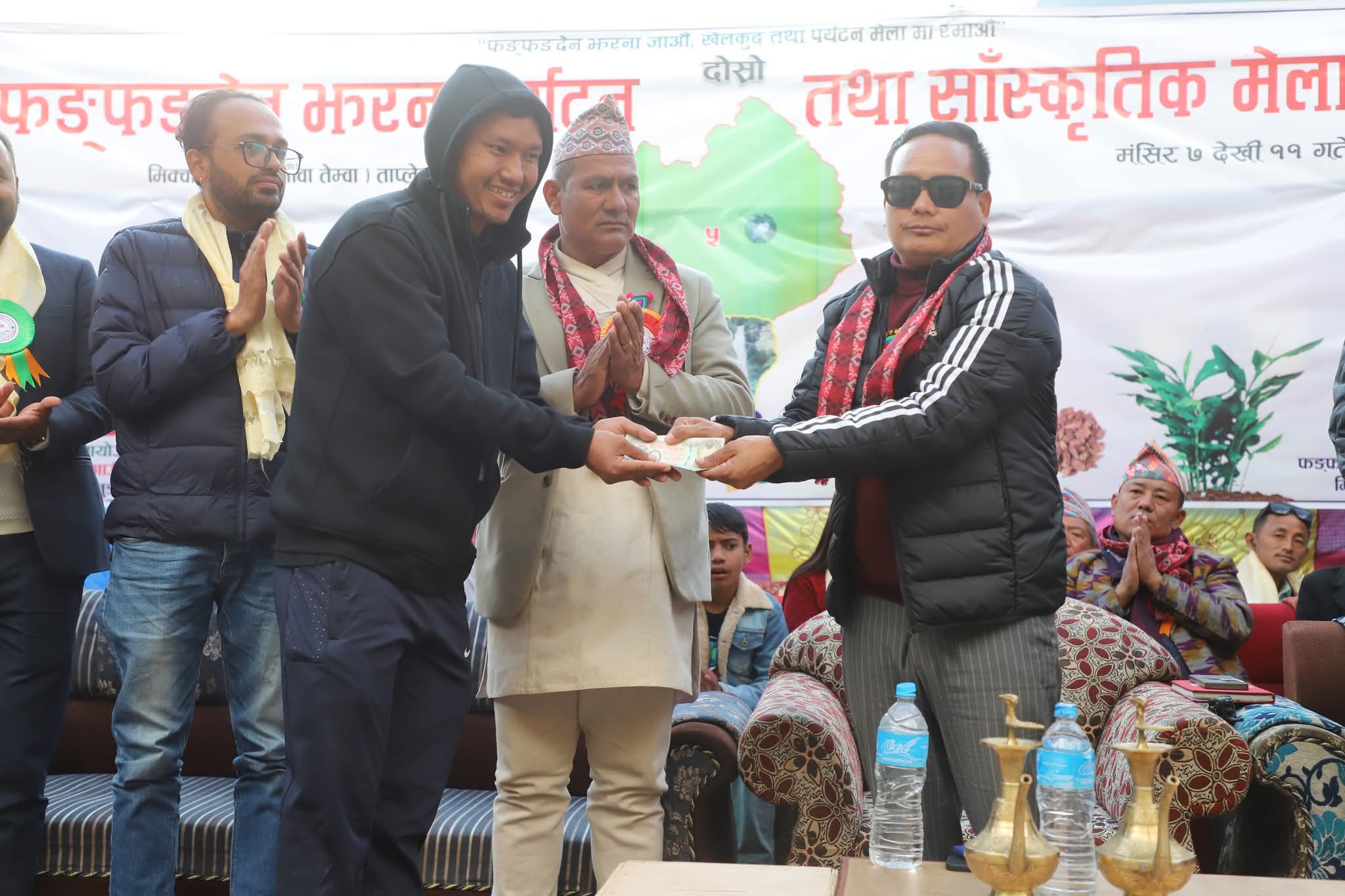 राहत उपलब्ध गराउँदै उद्योग कृषि तथा सहकारी मन्त्री खगेनसिंह हाङगाम