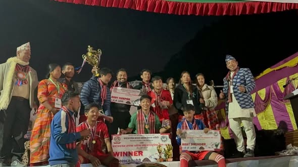 सामूहिक तस्बिर खिचाउँदै ।