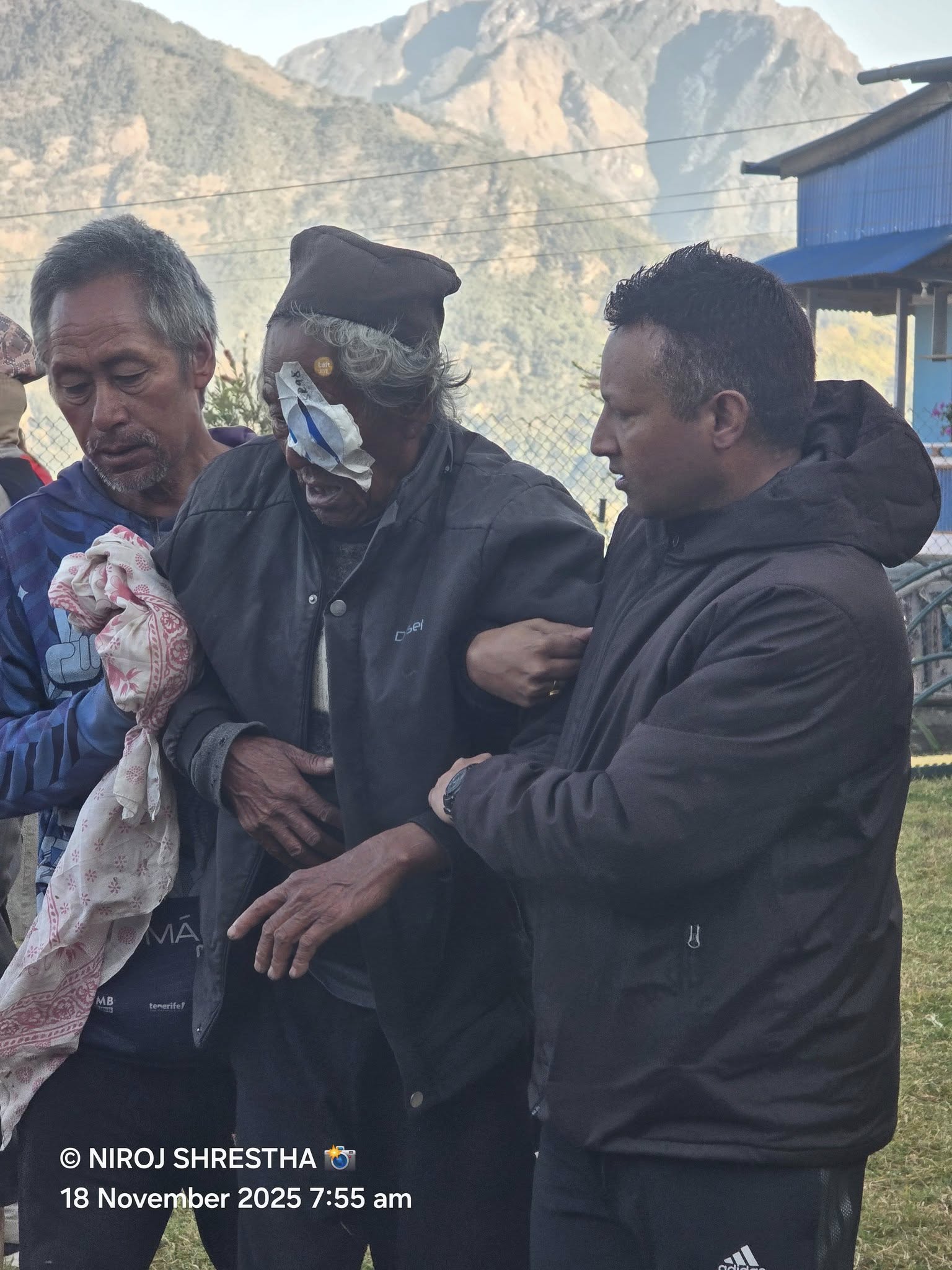 नेपाल नेत्रज्योती सँघ ताप्लेजुङ उपसभापति खगेन्द्र अधिकारी सेवाग्राहीलाई सहजीकरणमा सहयोग गर्दै । तस्बिरः निरोज श्रेष्ठ