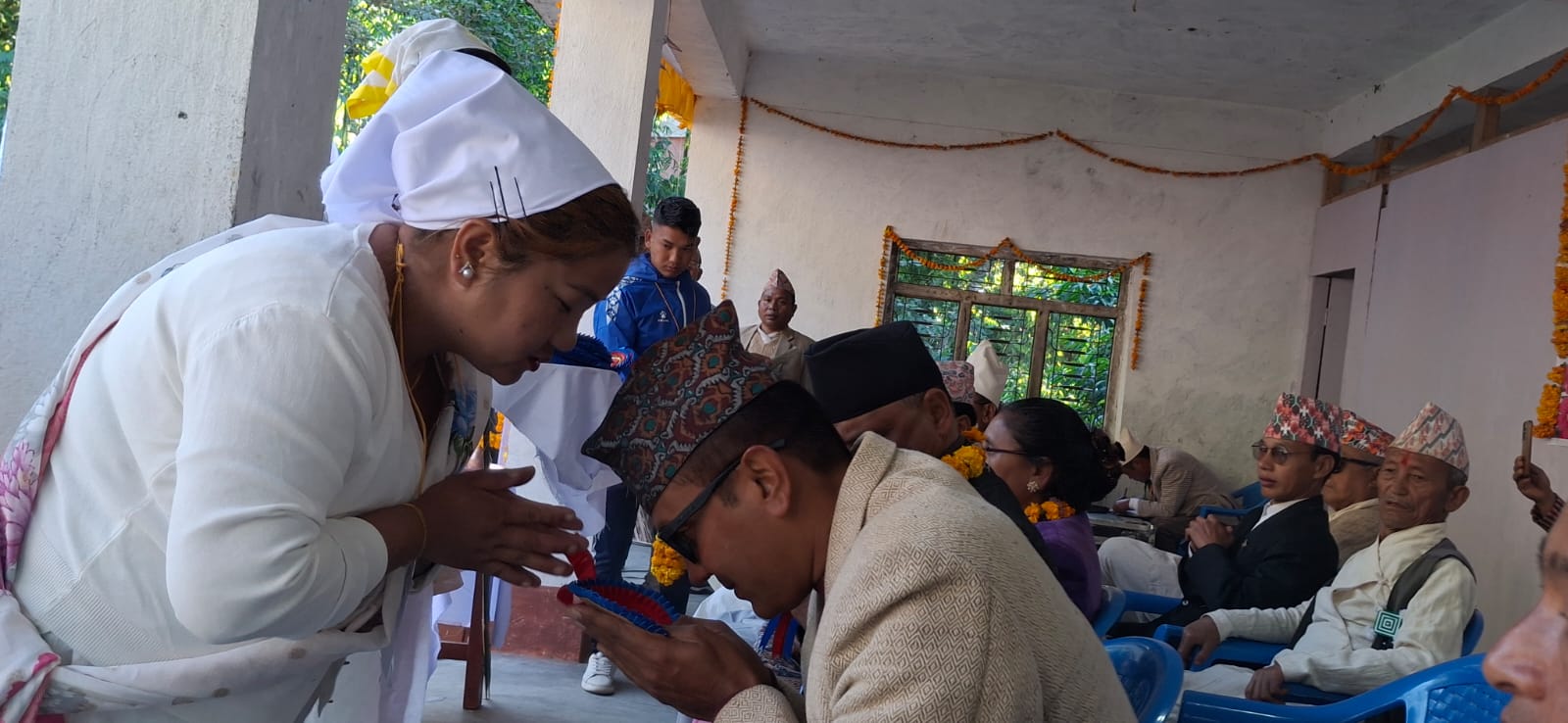 अतिथिलाई स्वागतगर्दै आयोजक ।