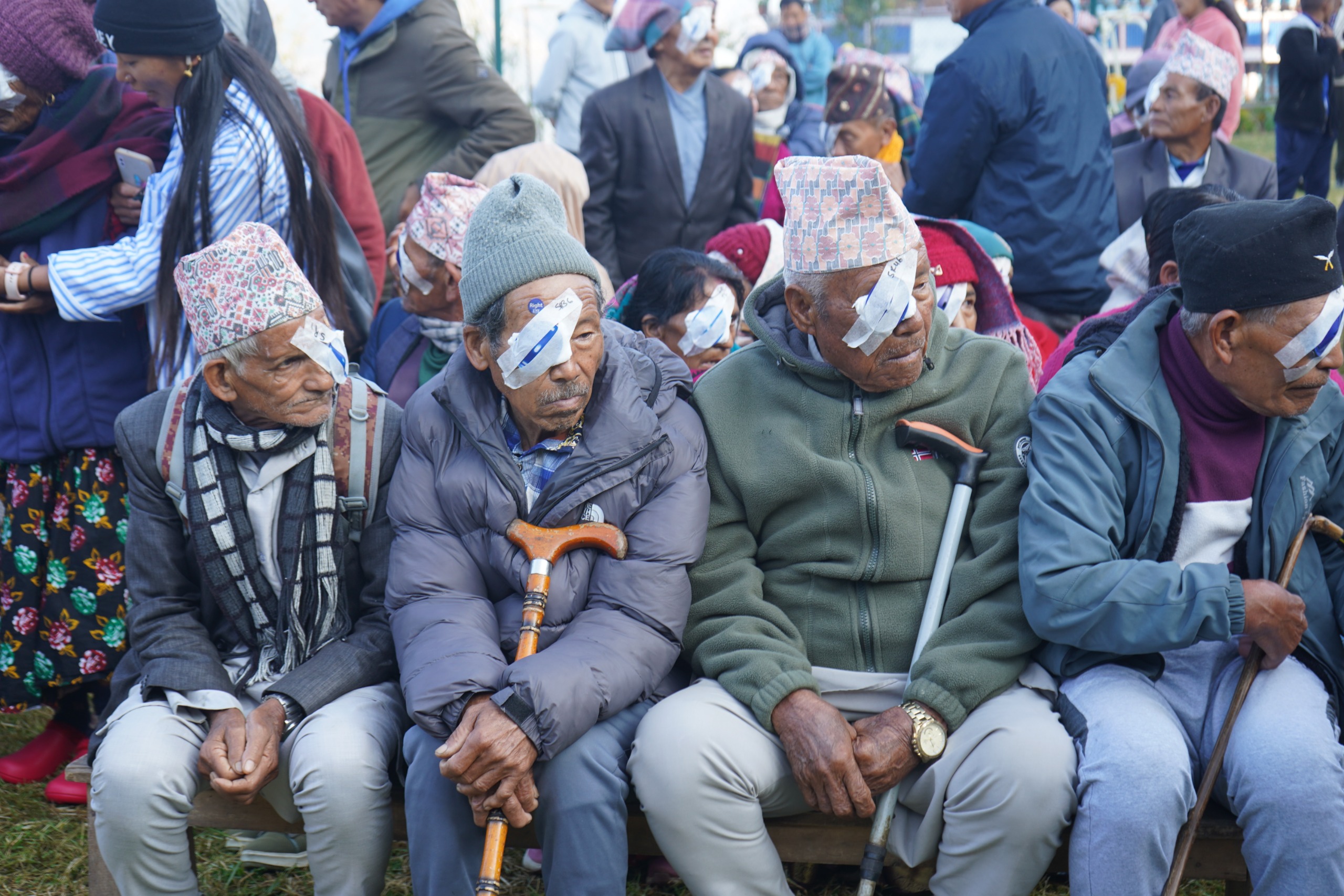 शल्यक्रिय पश्चात आँखाको पटि खोल्न पालो पर्खेर बसेका सेवाग्राहीहरु । तस्बिर: अर्जुन कटवाल क्षेत्री