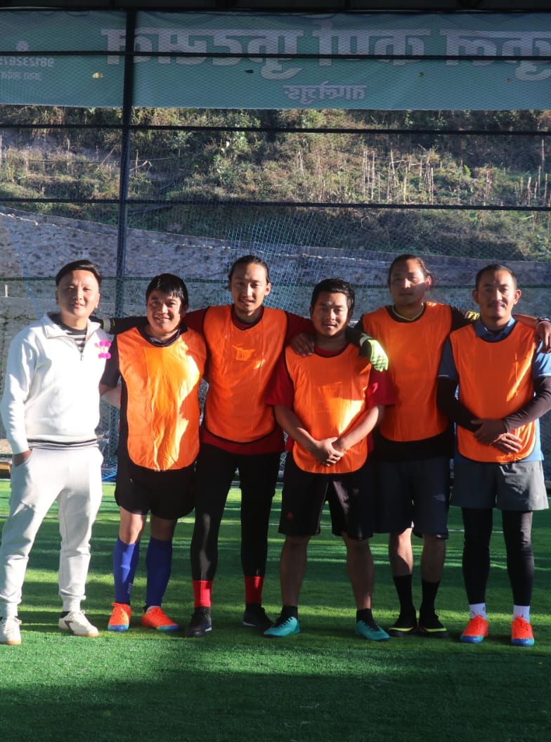 एन्फा ताप्लेजुङ अध्यक्ष अशोक चेम्जोङ खेलाडीसँग तस्बिर खिचाउँदै ।