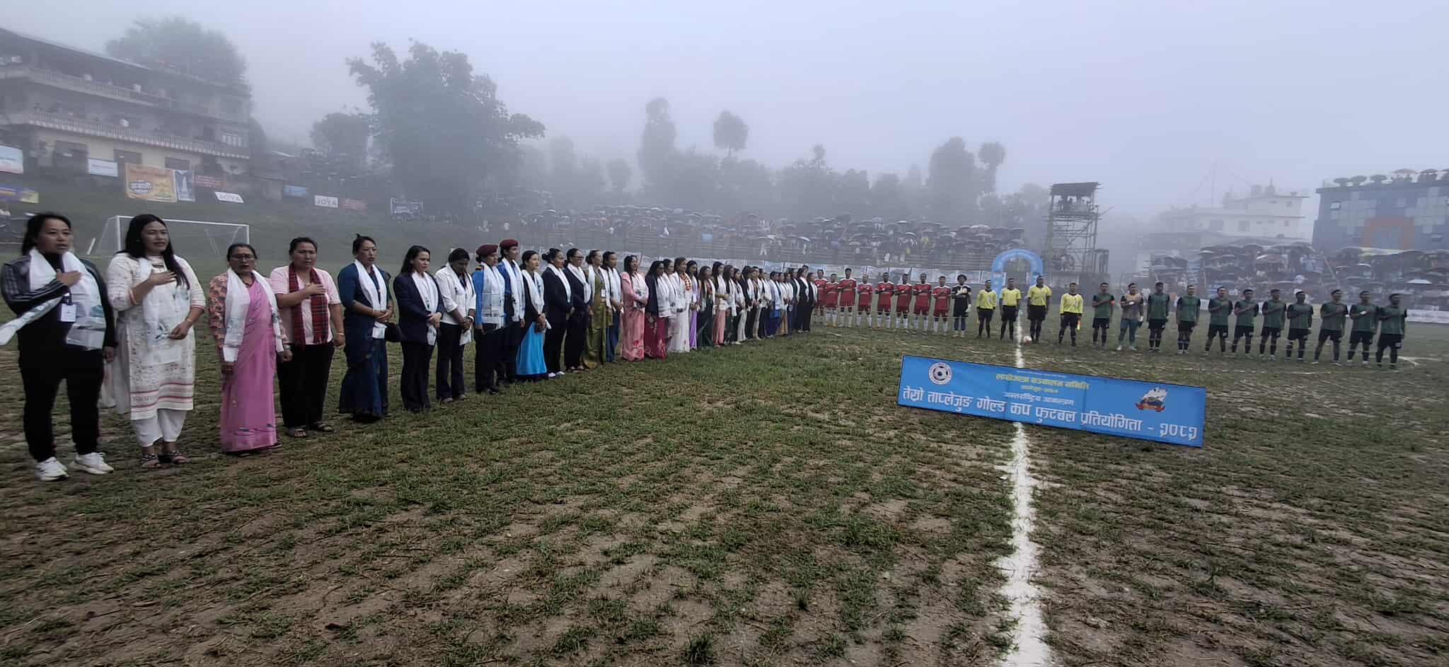 इटहरी र ललितपुर टिम,रेफ्रीसँग तस्बिर कैद गर्दै महिला अतिथिहरु ।