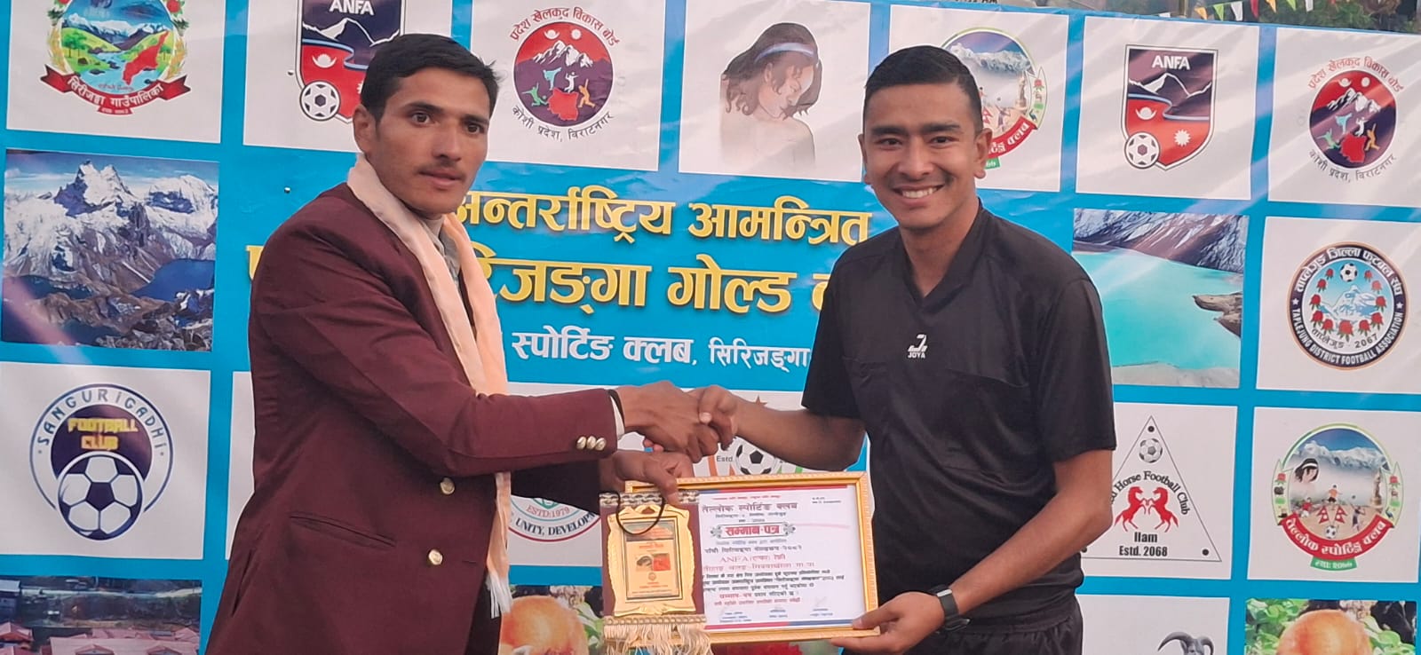 फाइनल खेलका मुख्य रेफ्रि विके थलङ आयोजक अध्यक्ष अर्जन भटराईमार्फत मायाको चिनो ग्रहण गर्दै ।