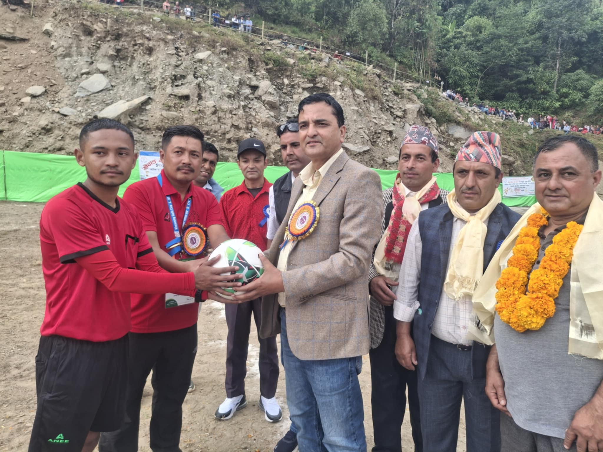 फाइल तस्बिरः खेवाङ गोल्डकप २०८१ मा बल हस्तान्तरण गर्दै प्रतिनिधिसभा सदस्य योगेश कुमार भटराई ।