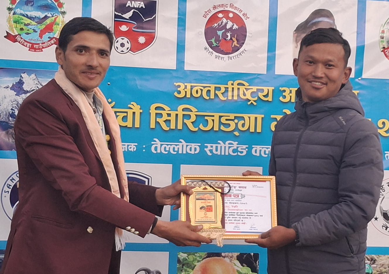 फाइनल खेलका मुख्य रेफ्रि विके थलङ आयोजक अध्यक्ष अर्जन भटराईमार्फत मायाको चिनो ग्रहण गर्दै ।