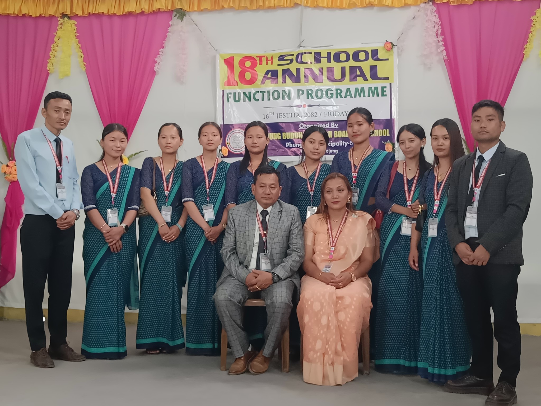 प.अ. ईन्द्र कुमार गुरुङ र सहायक प्र.अ. कुमारी गुरुङसहित शिक्षकहरु ।