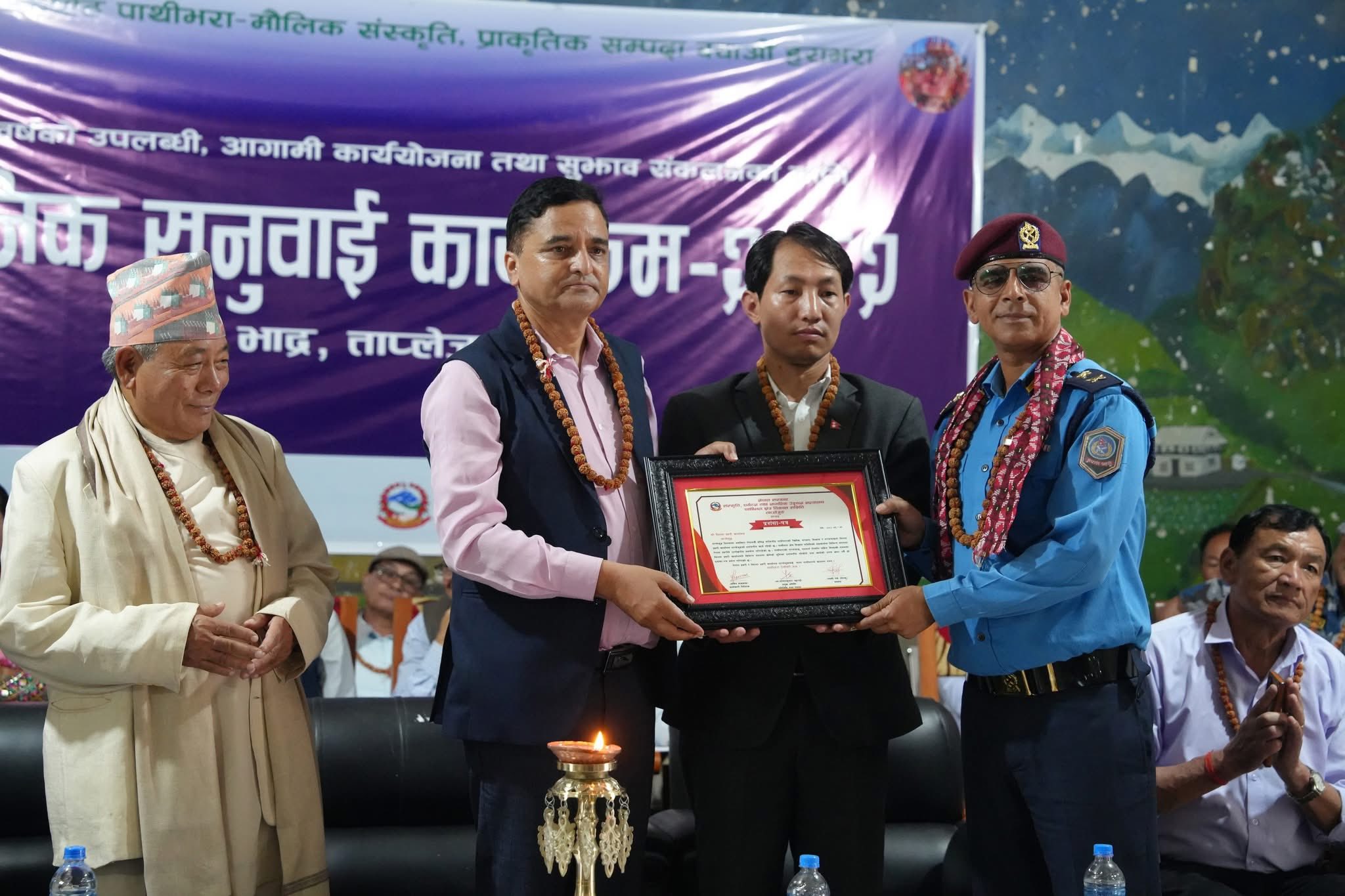 सम्मान ग्रहण गर्दै प्रहरी नायब उपरिक्षक वेद प्रसाद गौतम