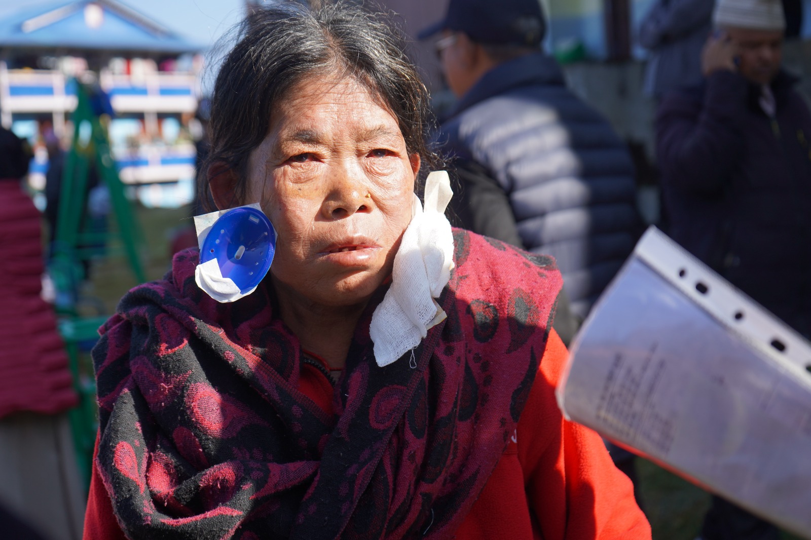 दुवै आँखा शल्यक्रिया गरेकी फुङलिङ नगरपालिका–९ हाङदेवाकी विष्णुमाया लिम्बूले आवाजका भरमा चिनिरहेकी कान्छी बुहारीलाई पहिलो पटक देखेकी थिइन्। तस्बिरः अर्जुन कट्वाल क्षेत्री