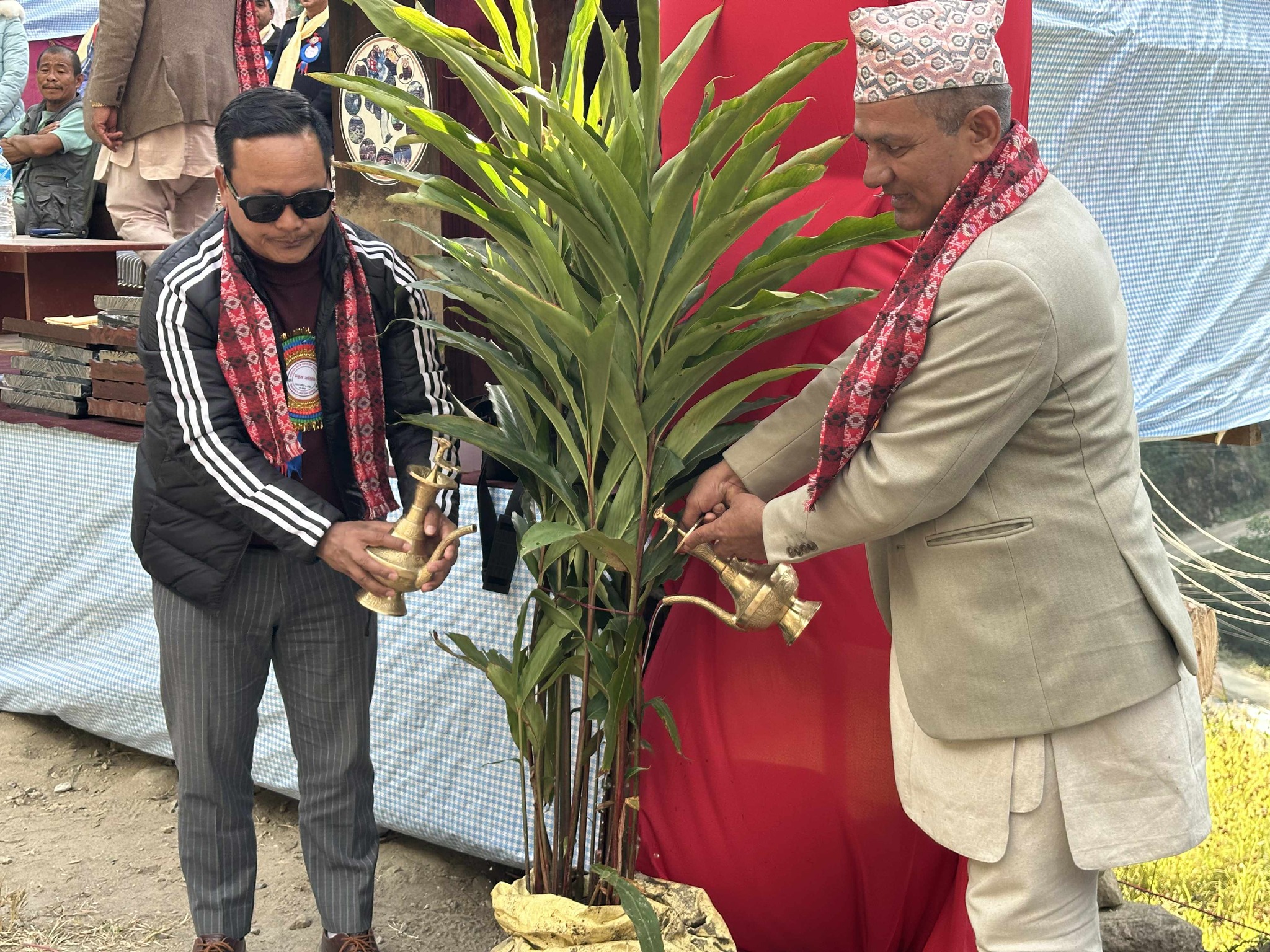 कोशी प्रदेश उद्योग कृषि तथा सहकारी मन्त्री खगेनसिंह हाङ्गाम र मिक्वाखोला गाउँपालिका अध्यक्ष भक्त वहादुर कार्की उद्घाटन सत्रमा ।