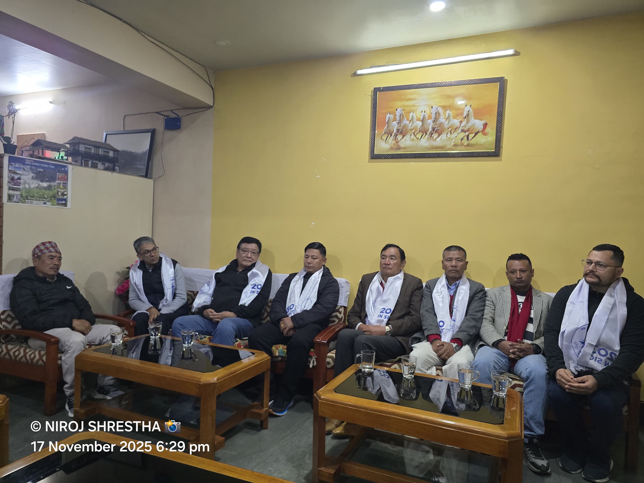 डा. सन्दुक रुइटसहितको टोलीलाई स्वागत गर्दै नेपाल नेत्र ज्योती सँघ सभापति राजकुमार गुरुङसहितको टोली ।