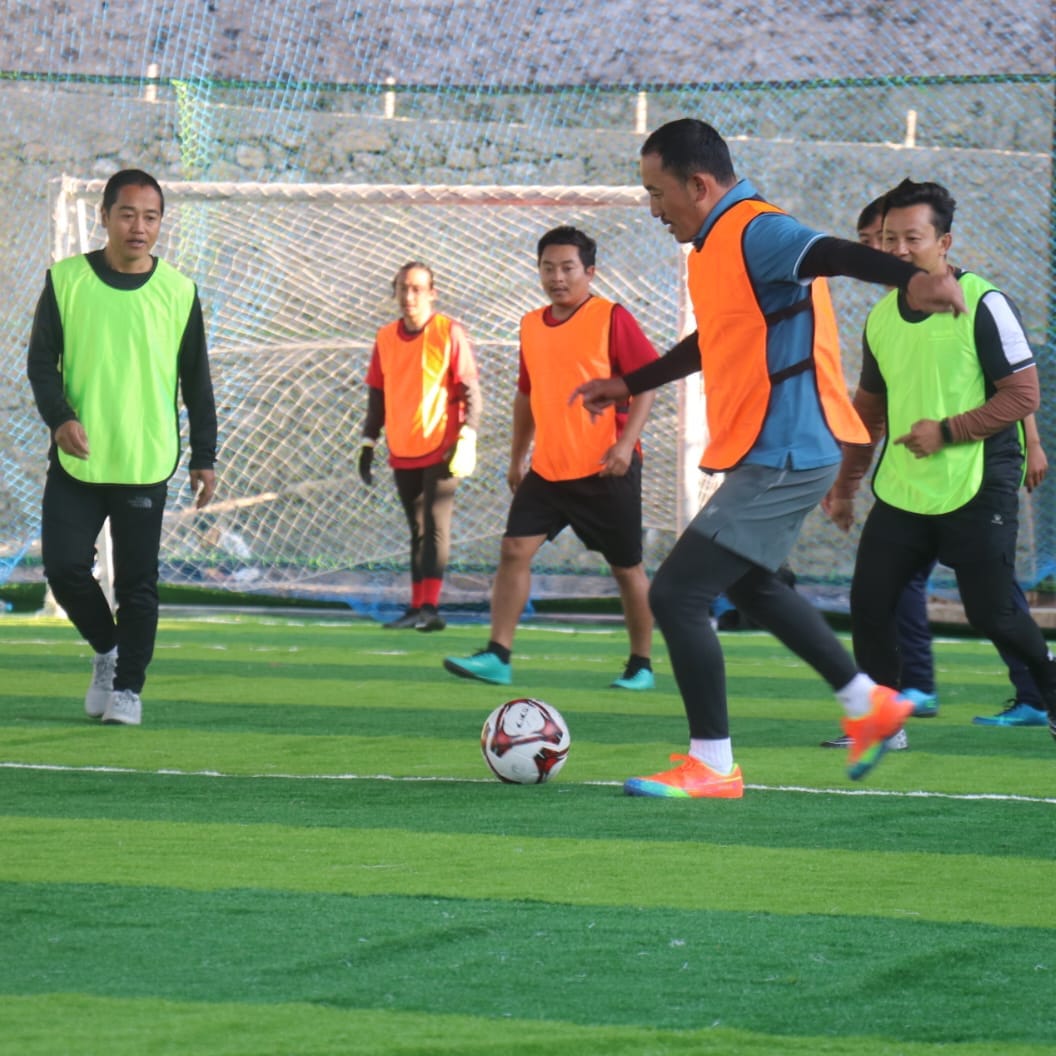 जिल्ला खेलकुद विकास समिति अध्यक्ष नरेन्द्र कुमार मावोले (गणेश) बल अगाडी बढाउँदै ।