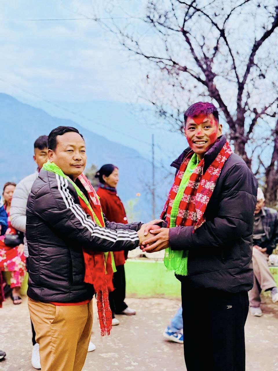 कोशी प्रदेशका उद्योग कृषि तथा सहकारी मन्त्री खगेनसिंह हाङ्गामसहित यूवाहरुको टोली लाहन पतङ्वा लिम्बुको घरमा पुगेर सम्मान गर्दै ।