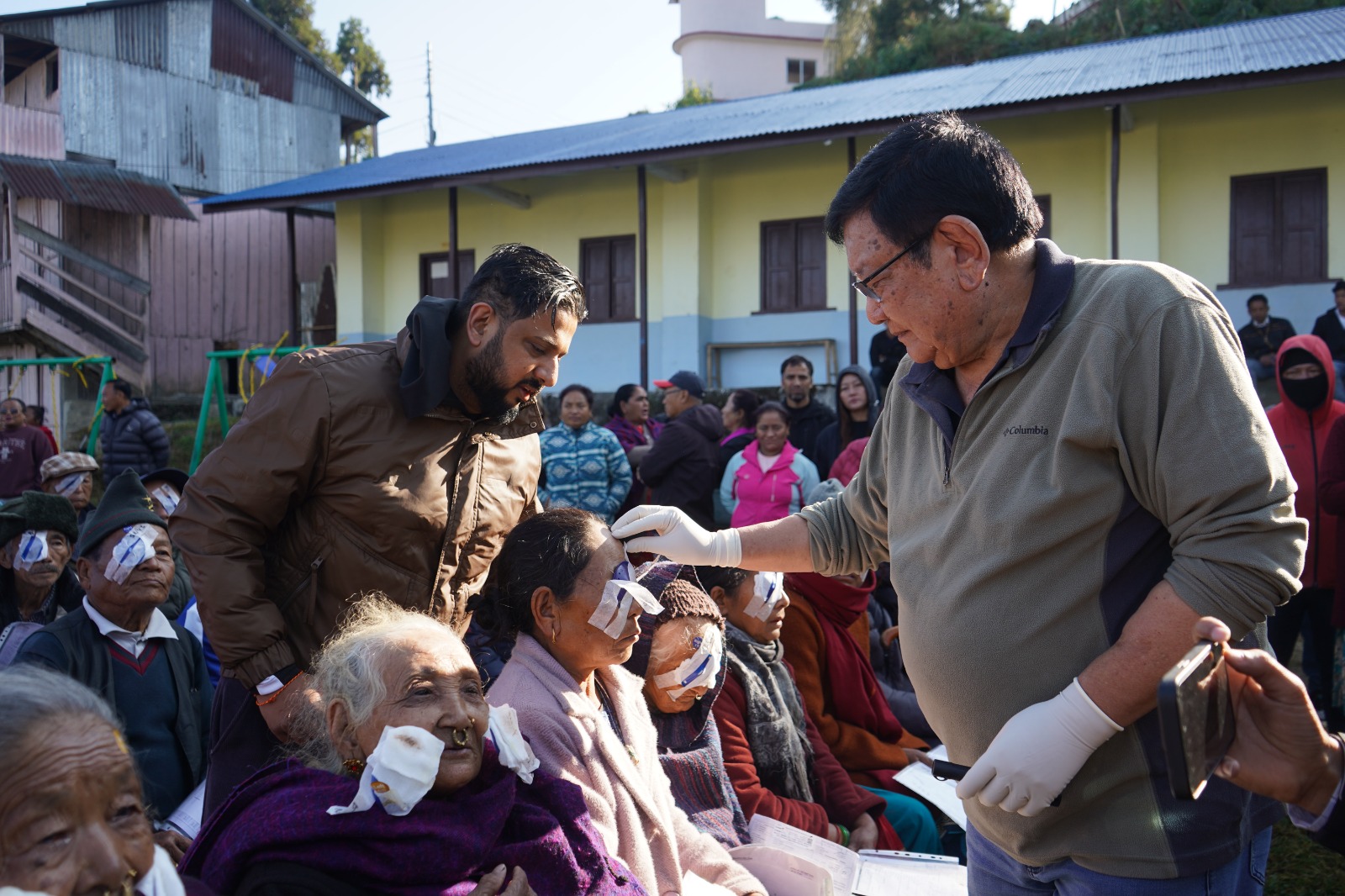 शल्यक्रियका गरिएकाको आँखाको पटि खोलेर प्रतिक्रिया लिर्दै डा. सन्दुक रुइट । तस्बिर : अर्जुन कटवाल क्षेत्री