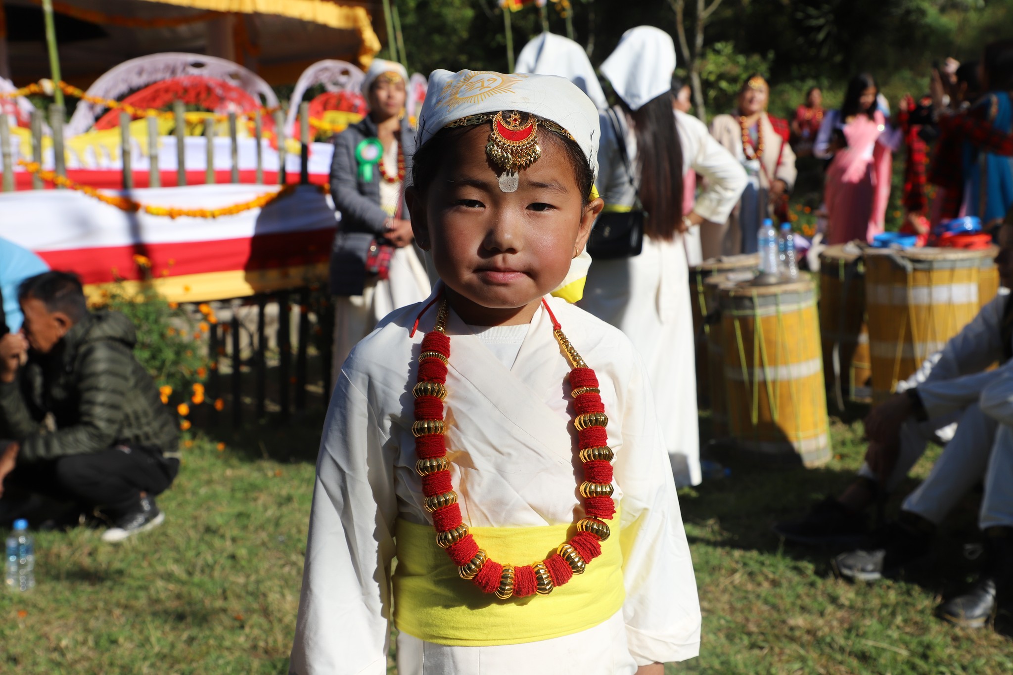 जातिय पोसाकमा सहभागी बालिका ।