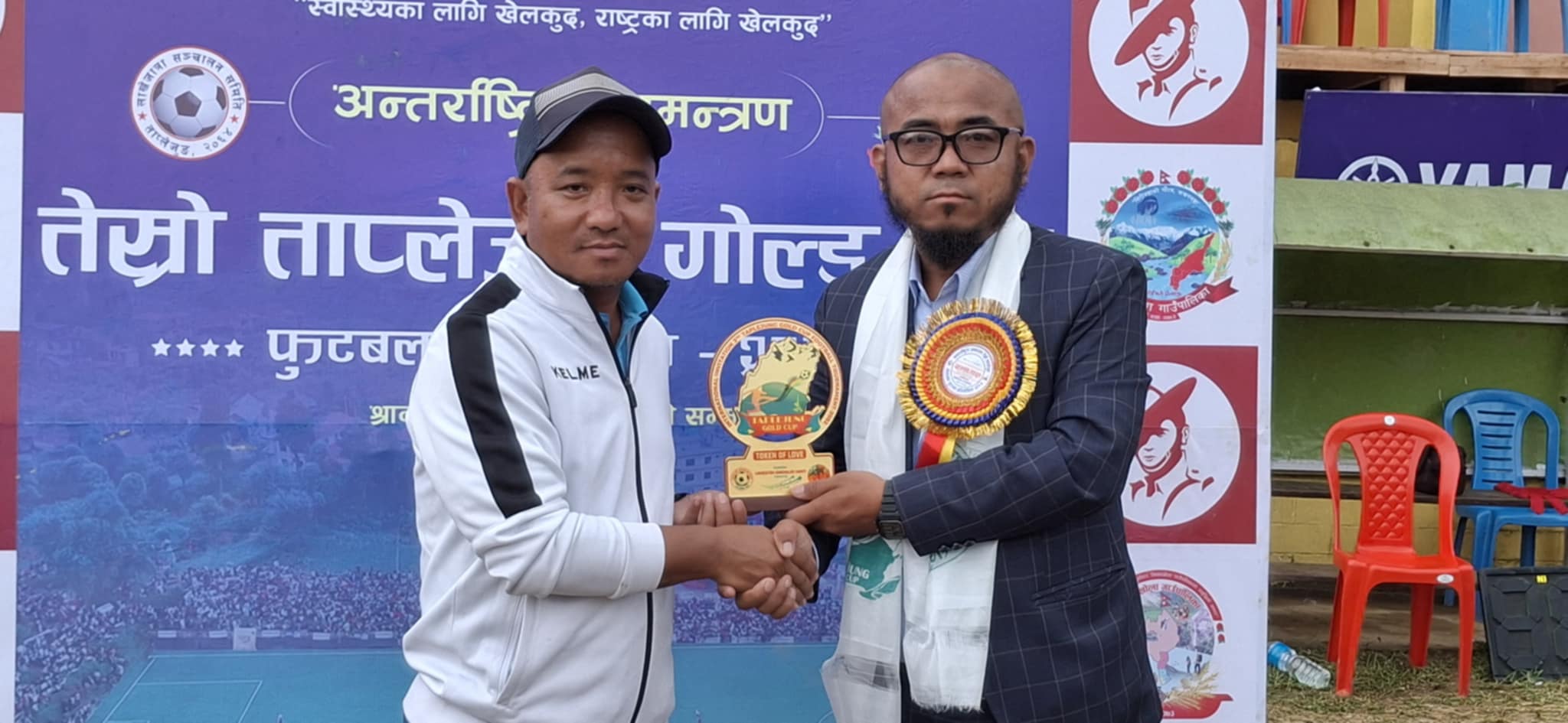 सहारा क्लब पोखराका प्रशिक्षक सुनिल रानामगरलाई मायाको चिनो प्रदान गर्दै लाखेजात्रा सञ्चालन समिति उपाध्यक्ष अशोक थेबे ।