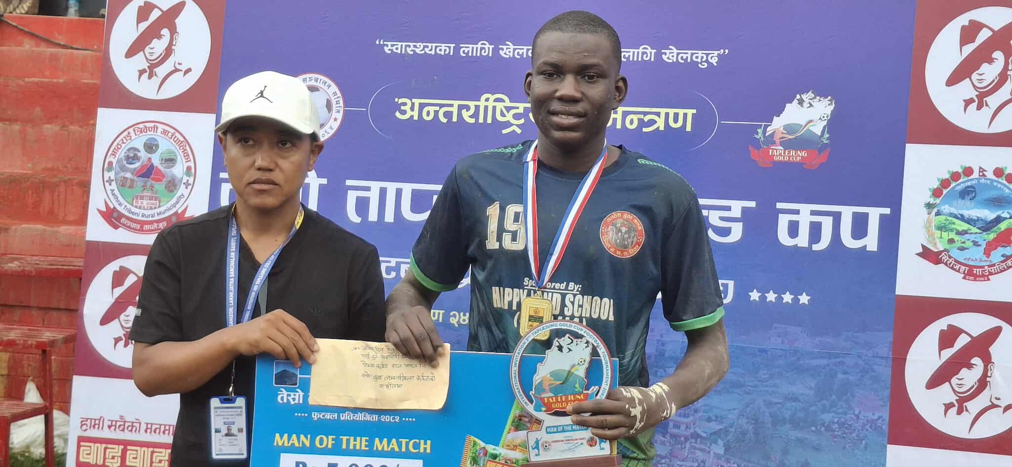 अध्यक्ष सागर मादेन म्यान अफ दि म्याच घोषित सिरहाका युसुफ मलिकलाई प्रदान गर्दै ।