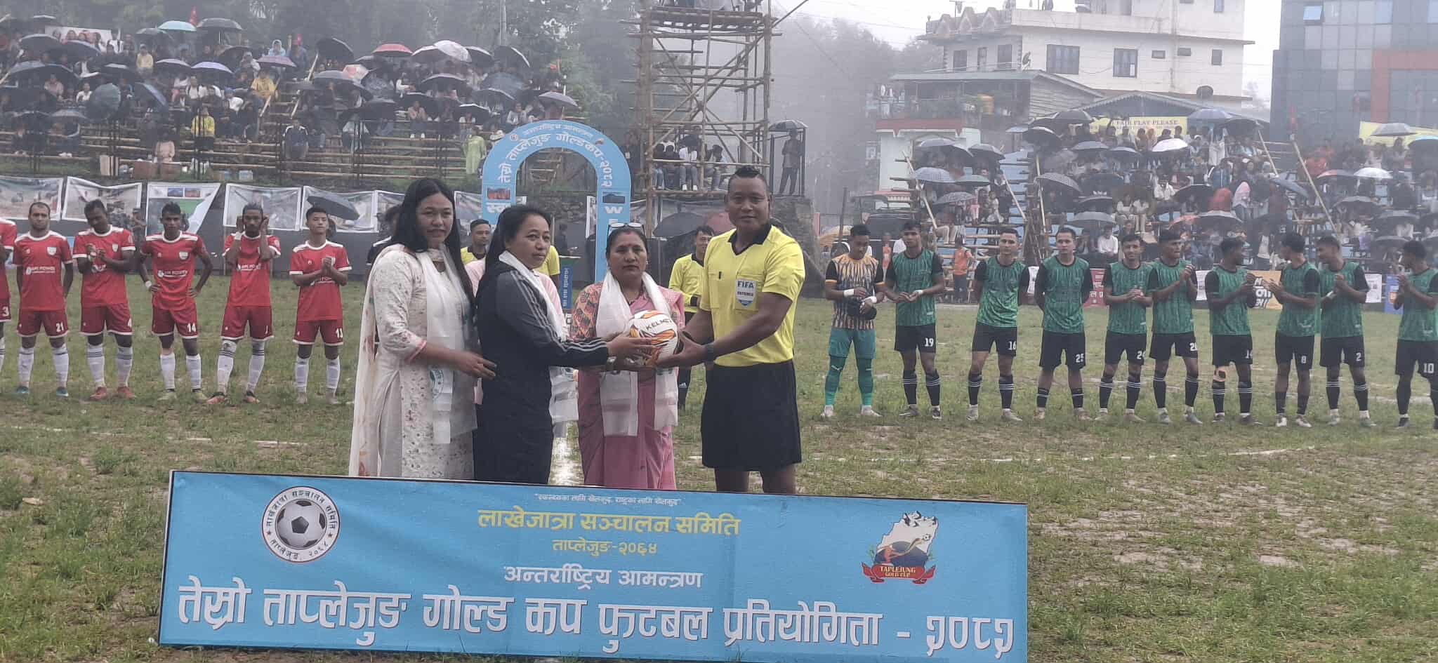 मख्य रेफ्री श्याम दनुवारलाई बल हस्तान्तरणगर्दै महिला अतिथिहरु ।