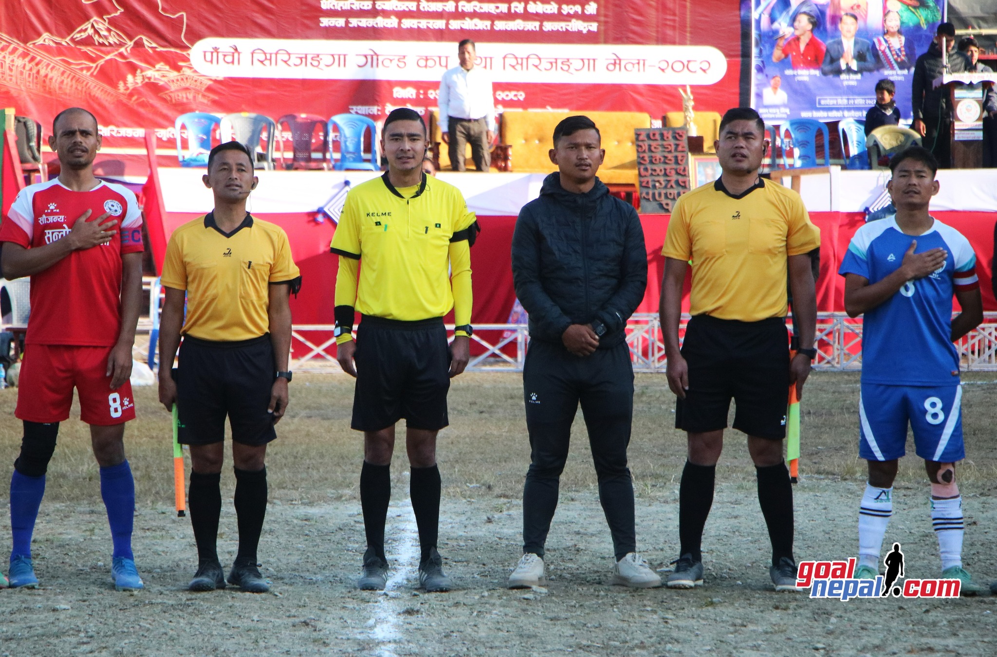 रेफ्रिसँग झापा र तेह्रथुमका टिम कप्तान । तस्बिरः गोल नेपाल