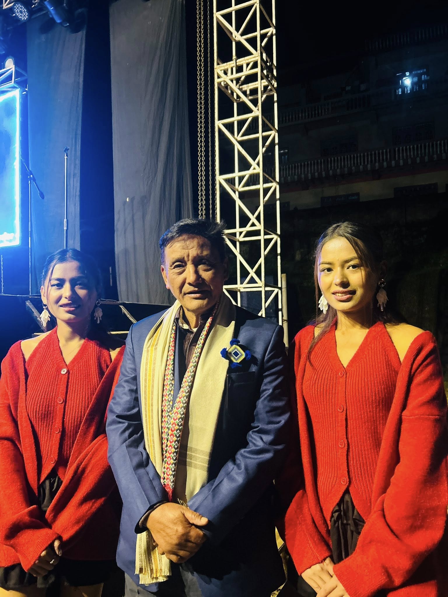 अग्रज गायक सुरोज मादेन कार्यक्रम सञ्चालिकाद्धय गंगा र जमुना लिम्बुसँग तस्बिर कैद गर्दै ।