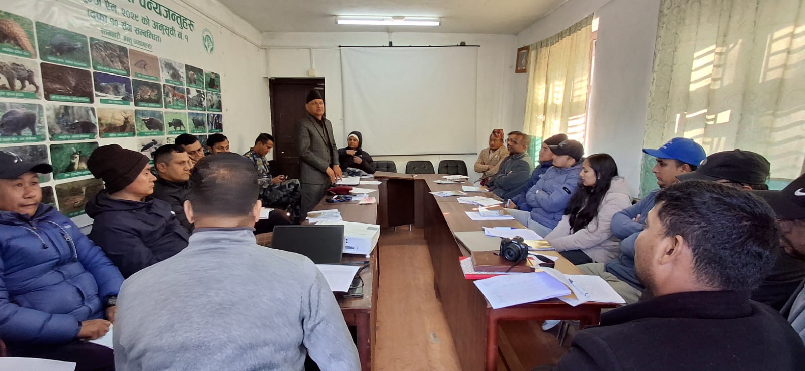 डिभिजन वन कार्यालयमा सहभागीहरु ।