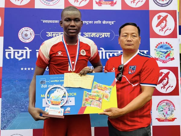 म्यान अफ दि म्याच घोषित युसुफ मलिकलाई पुरस्कार वितरण गर्दै कोशी प्रदेशका उद्योग कृषि तथा सहकारी मन्त्री खगेनसिंह हाङगाम