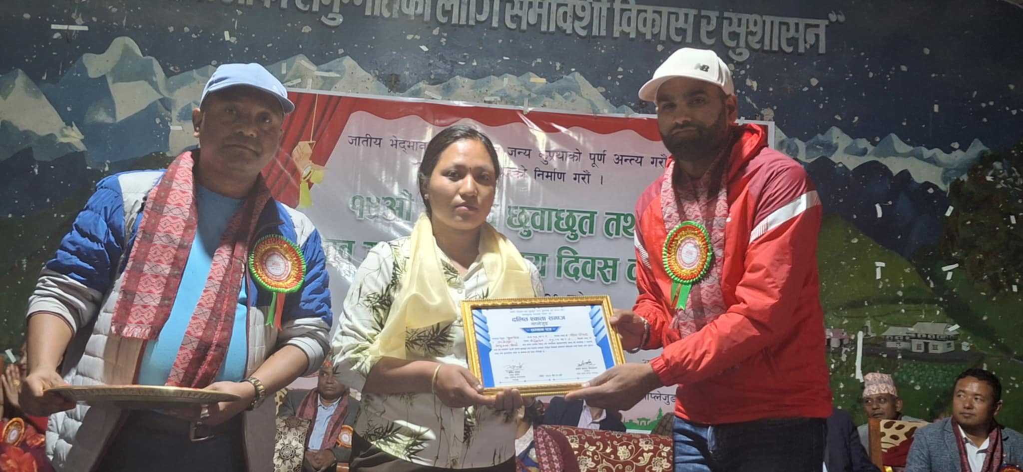 सम्मान पत्र प्रदान गर्दै रास्वपाका लीलाराज पौडेल