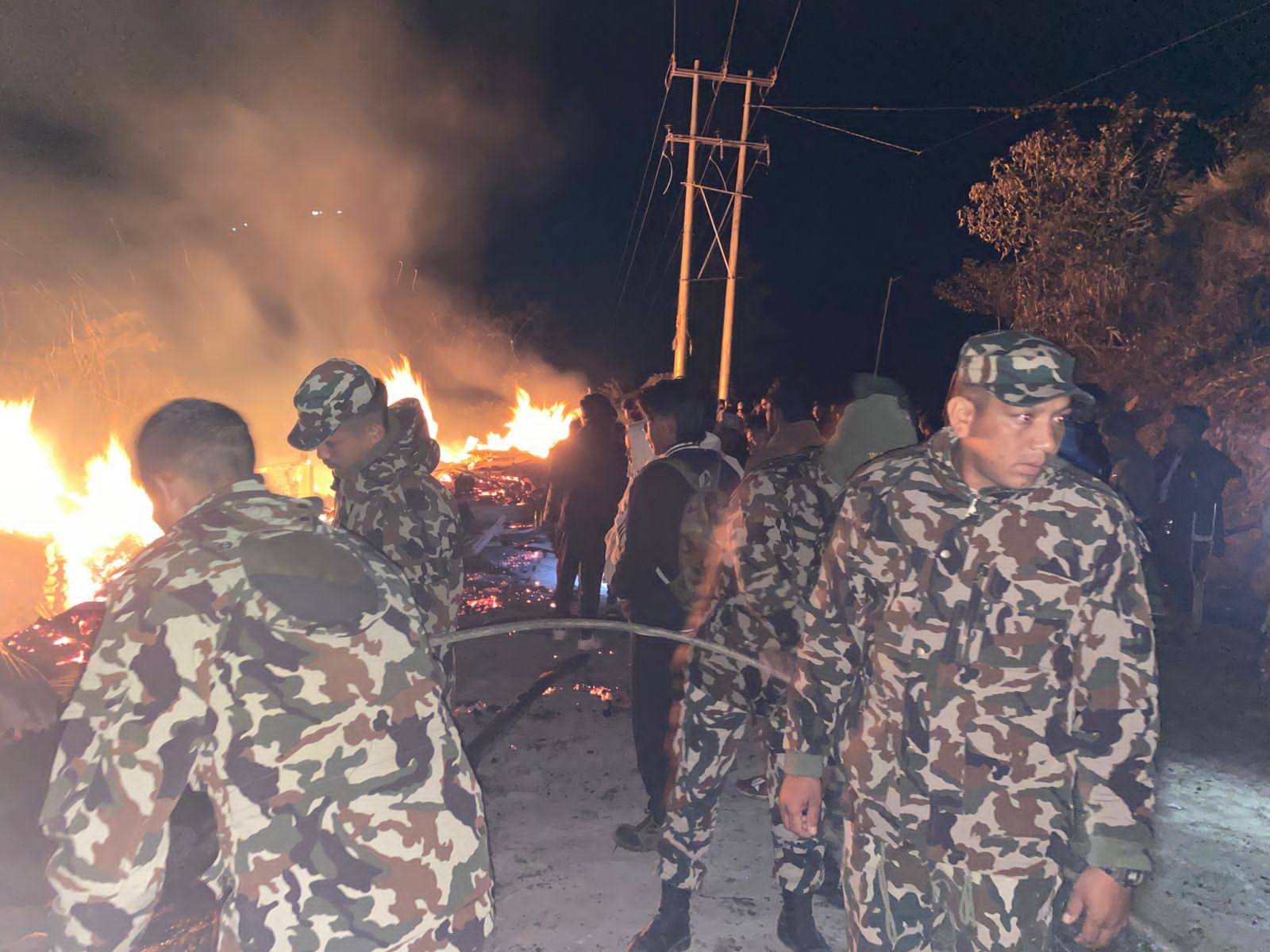 आगलागी नियत्रन्त्रणको प्रयासमा सुरक्षाकर्मी र स्थानियबासी ।