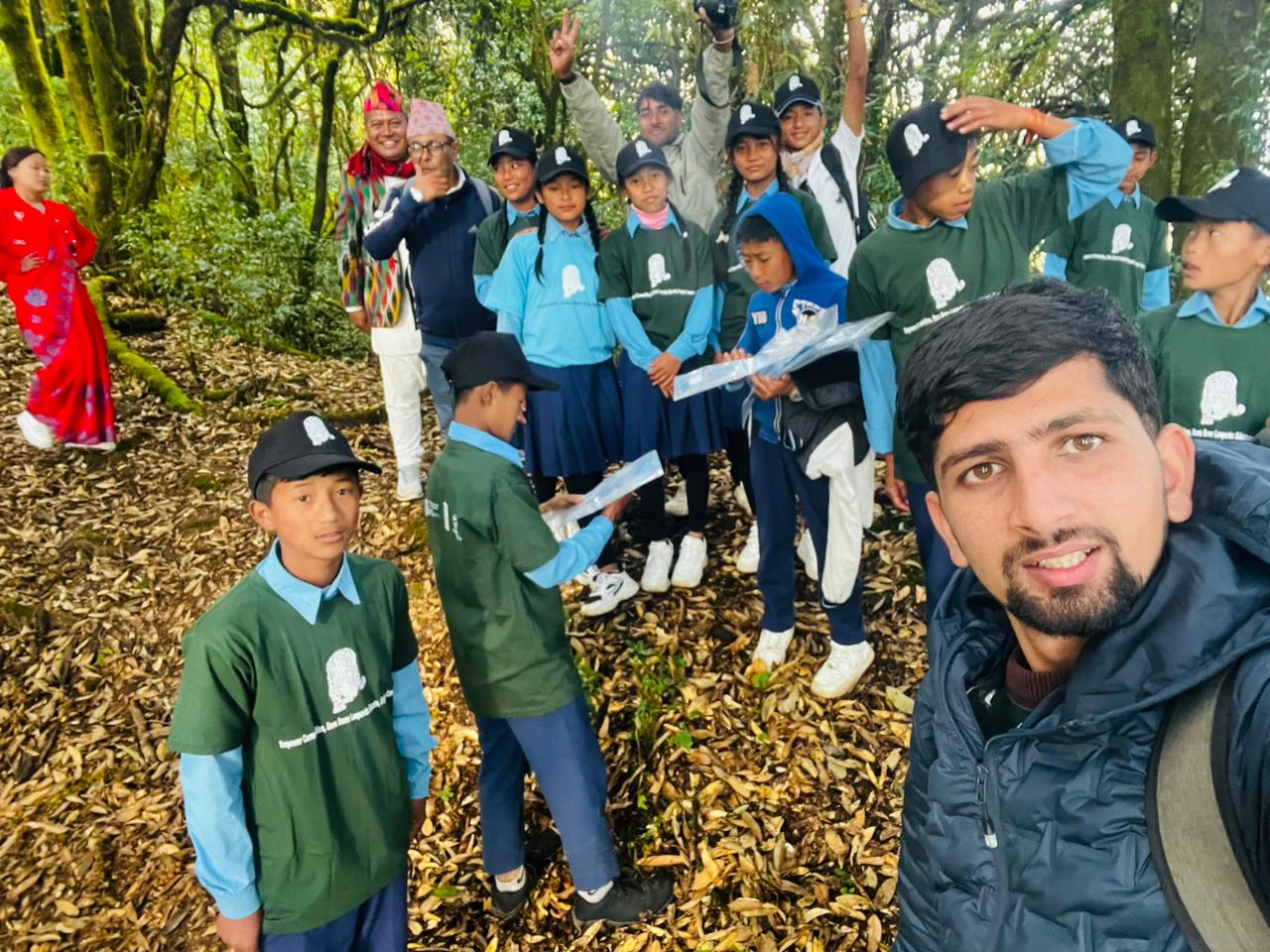 विद्यार्थीहरु तस्बिर खिच्दै ।&nbsp;