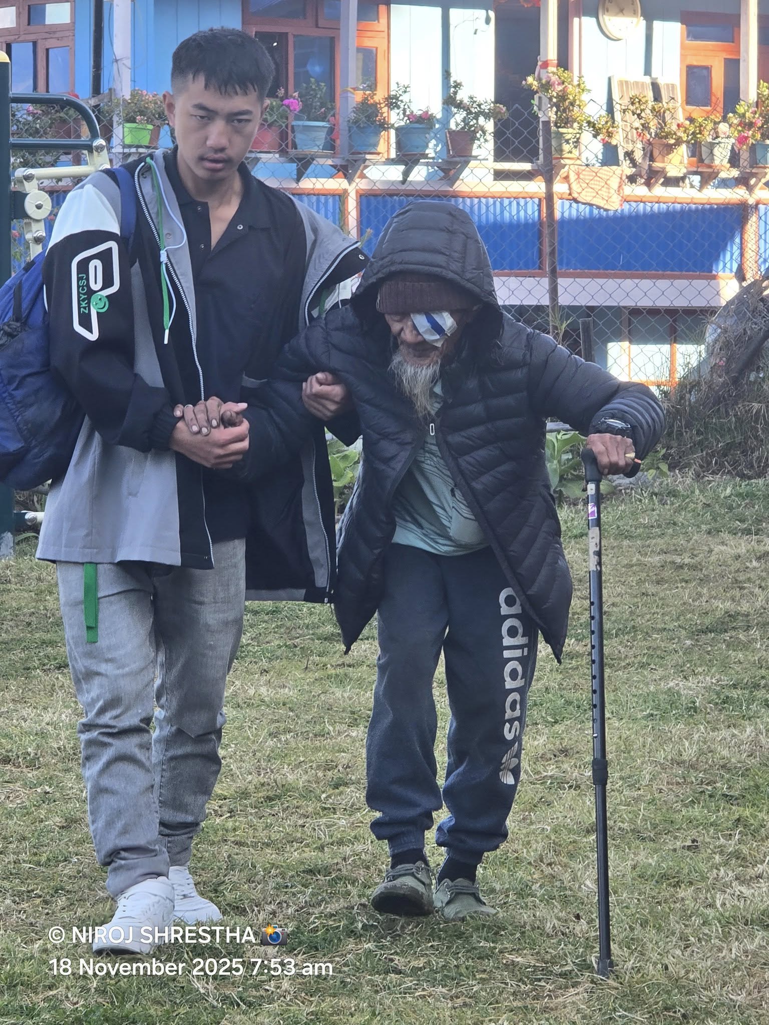 आँखा शिविरमा थेचम्बुका मावली हजुरवुवा लिएर आएका नाती । तस्बिरः निरोज श्रेष्ठ