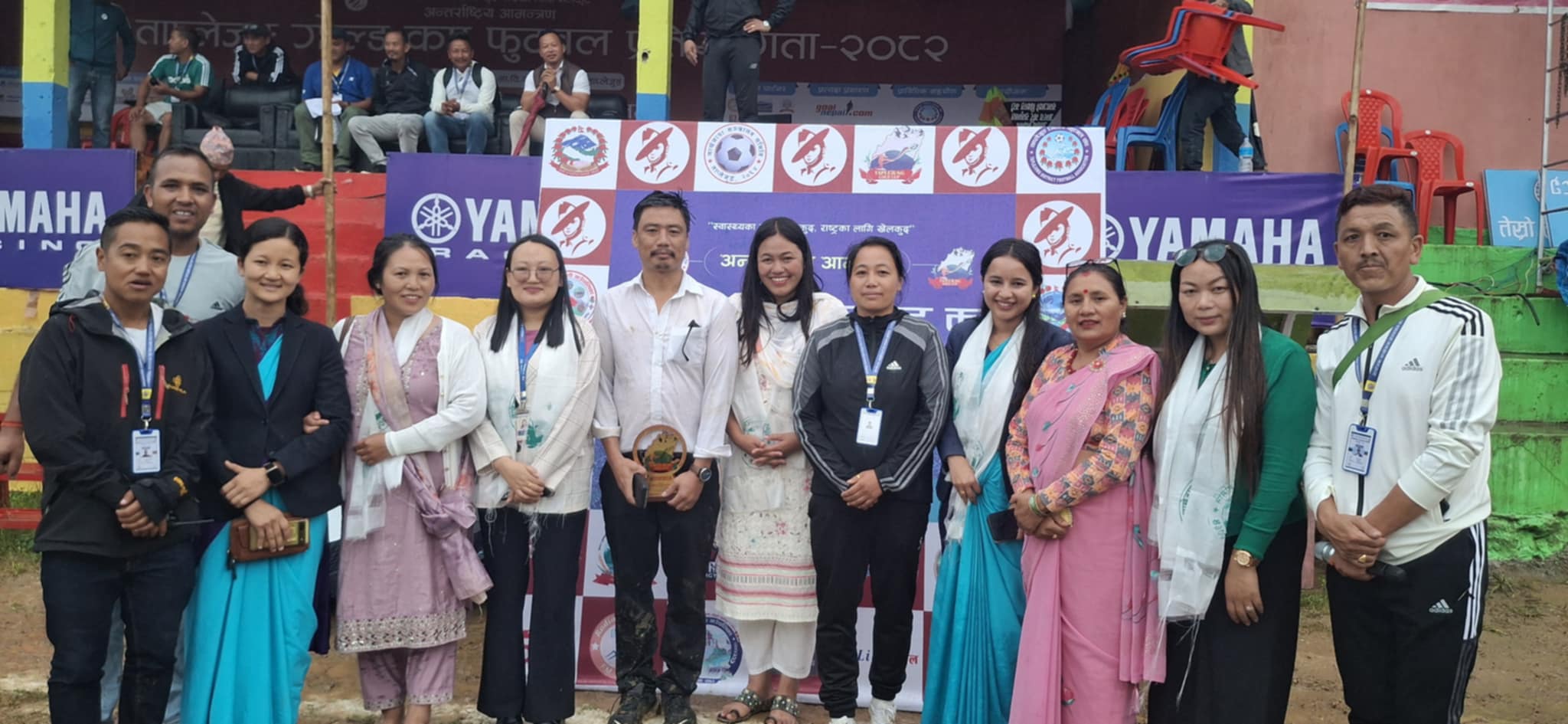 अध्यक्ष सागर मादेनसहित पदाधिकारीसँग तस्बिर कैद गर्दै महिला अतिथिहरु ।