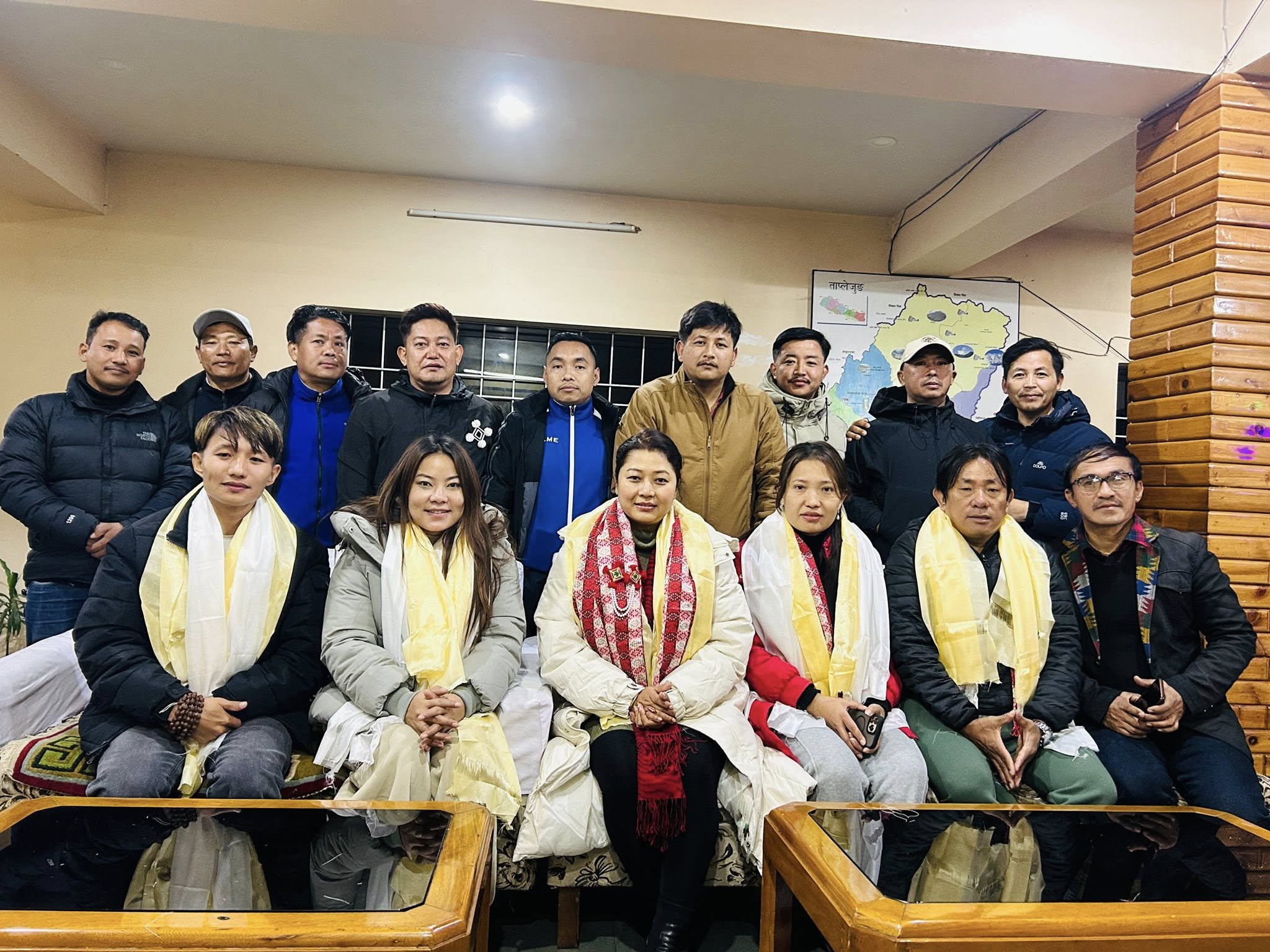 ताप्लेजुङ आइपुगेकी गायिका मिलन नेवारसहित कलाकारलाई स्वागद गर्दै आयोजक । तस्बिरः कुलदिप मादेन