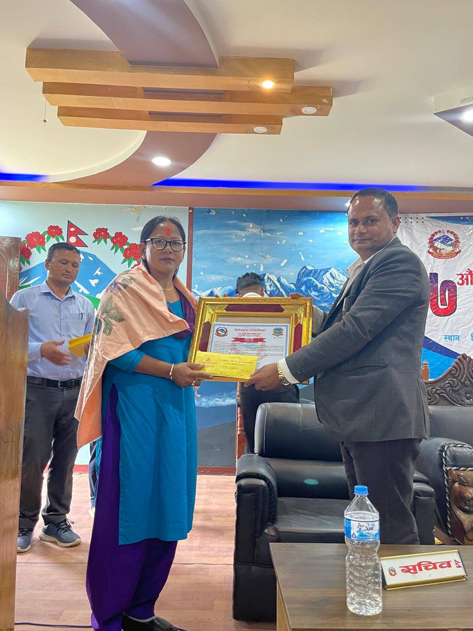 सिरीजङगा गाउँपालिका अध्यक्ष लालकृष्ण चौहान पुरस्कार प्रदान गर्दै ।