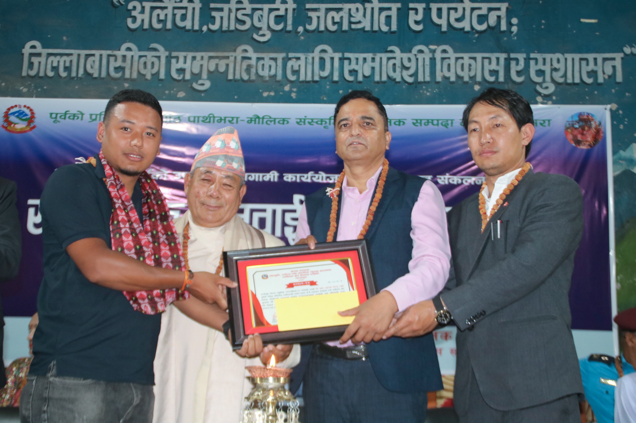 सम्मान ग्रहण गर्दै पत्रकार कृष्ण फुरुम्बो