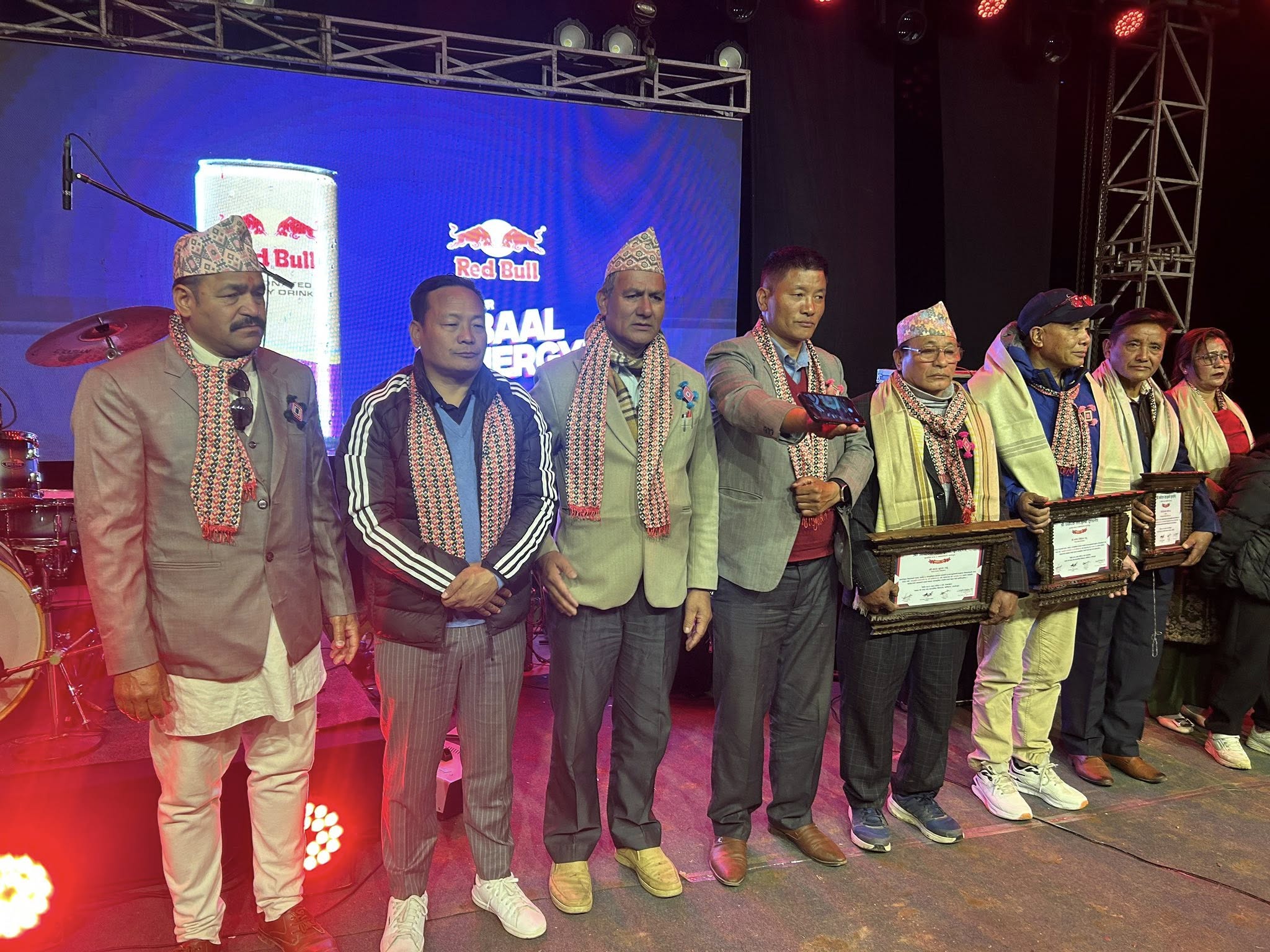 अग्रजलाई सम्मानपश्चात तस्बिर कैद गर्दै प्रमूख अतिथि,विशिष्ट अतिथि,अतिथि र आयोजक ।