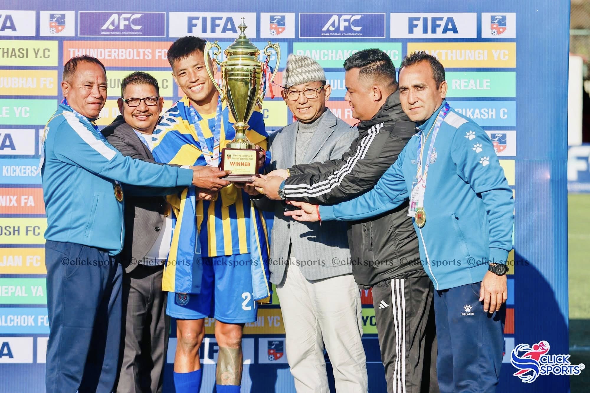 शहिद स्मारक सि डिजिभन लिग क्वालिफायरको उपाधि जितेपछि नेपालगञ्ज–११ स्र्पोट्स क्लबको कप्तान लाहन पतङ्वा लिम्बुले एन्फा अध्यक्ष पंकजविक्रम नेम्बाङबाट कप ग्रहण गर्दै ।तस्बिरः क्लिक स्र्पोर्टस