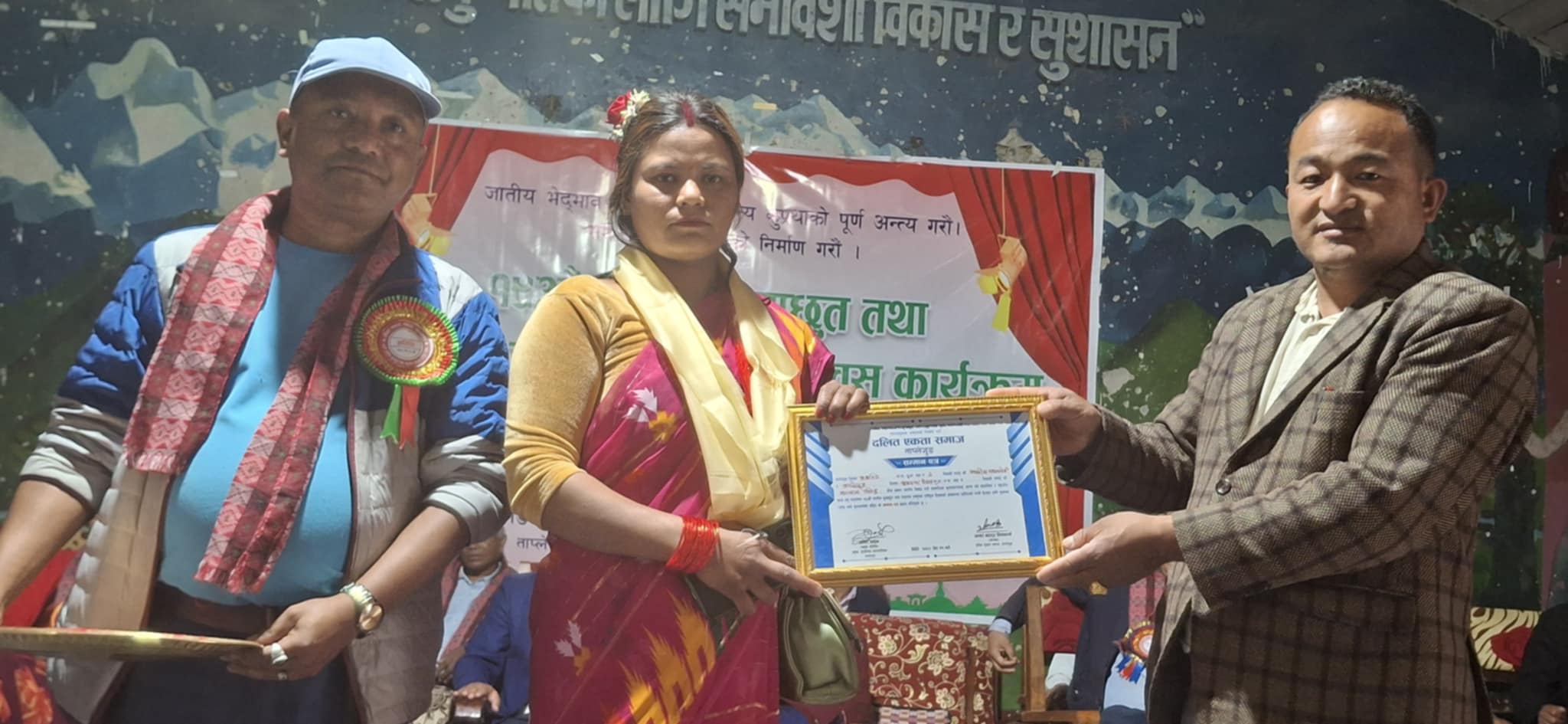 सम्मान पत्र प्रदान गर्दै फुङलिङ नगरपालिका ६ वडाअध्यक्ष तेज गुरुङ (मदन)