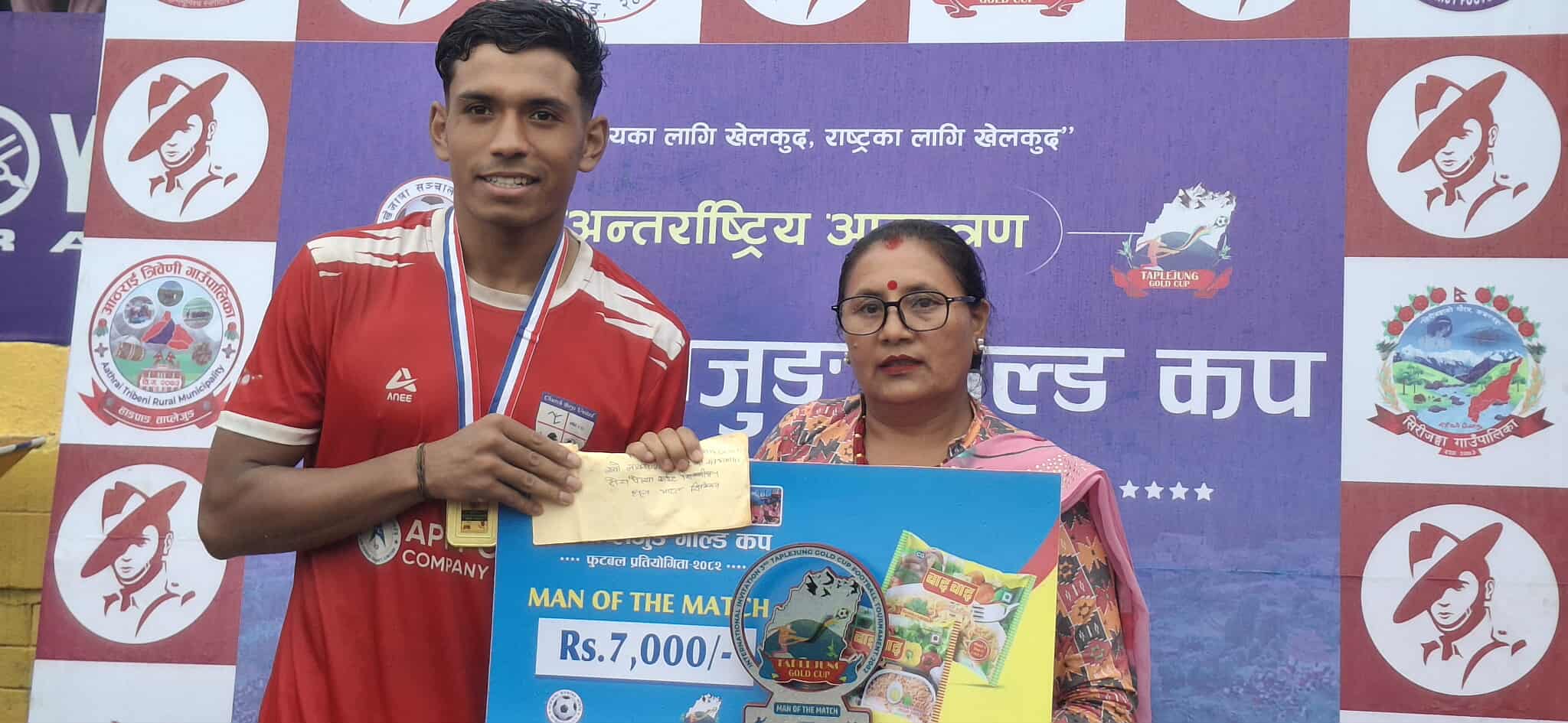 ललितपुरका म्यान अफ दि म्याच सुमन श्रेष्ठलाई पुरस्कार प्रदान गर्दै फुङलिङ नगरपालिका उपप्रमूख भिमादेवी ओझा