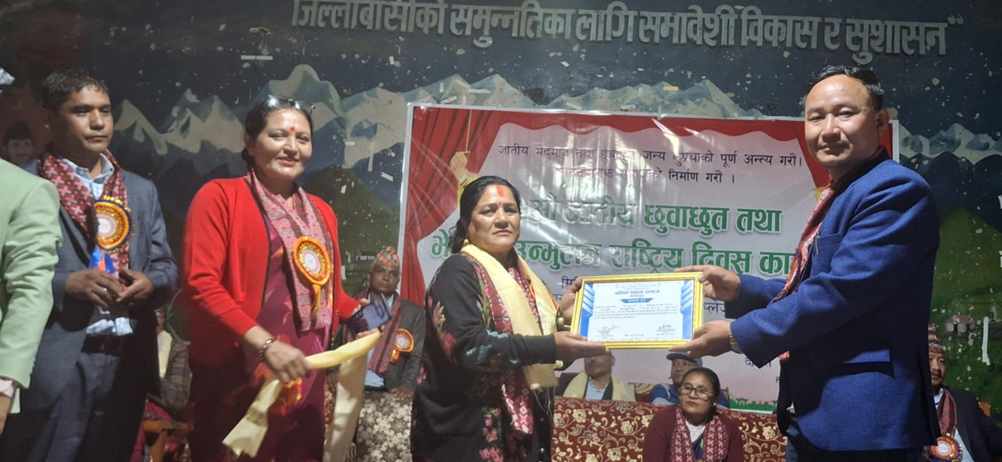 सम्मान पत्र प्रदान गर्दै एकिकृत समाजवादी पाटी अध्यक्ष दुर्गाहाङ श्रेङचोङवाङ 