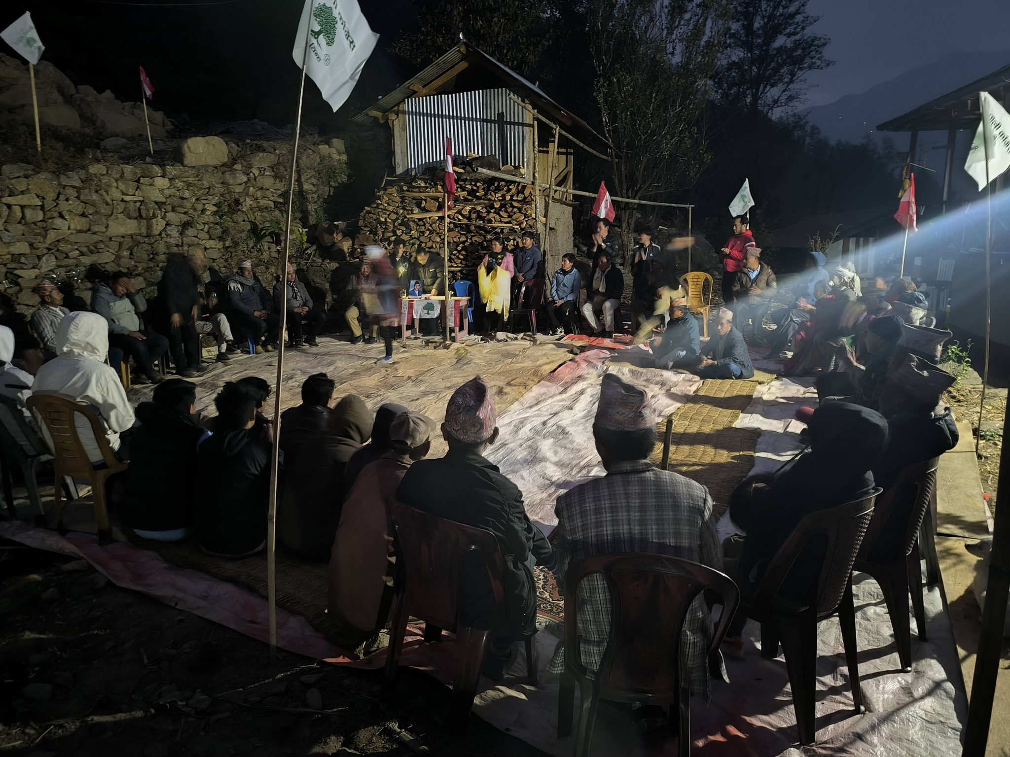 साँझपख मतदाताको घरदैलो गर्ने क्रममा मतदातासँग