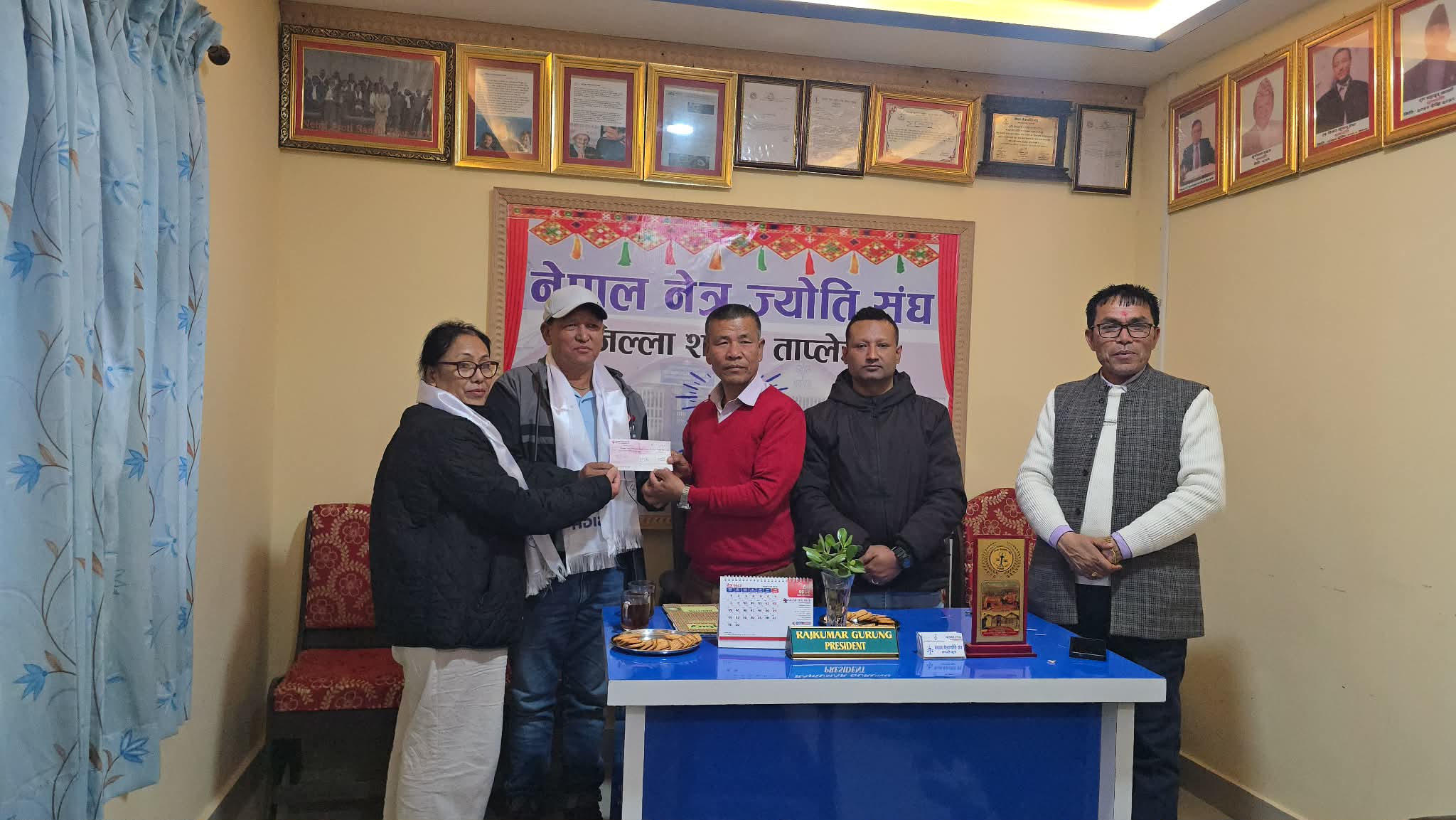 अक्षयकोषका लागि दाताबाट रकम ग्रहणगर्दै सभापति राजकुमार गुरुङ