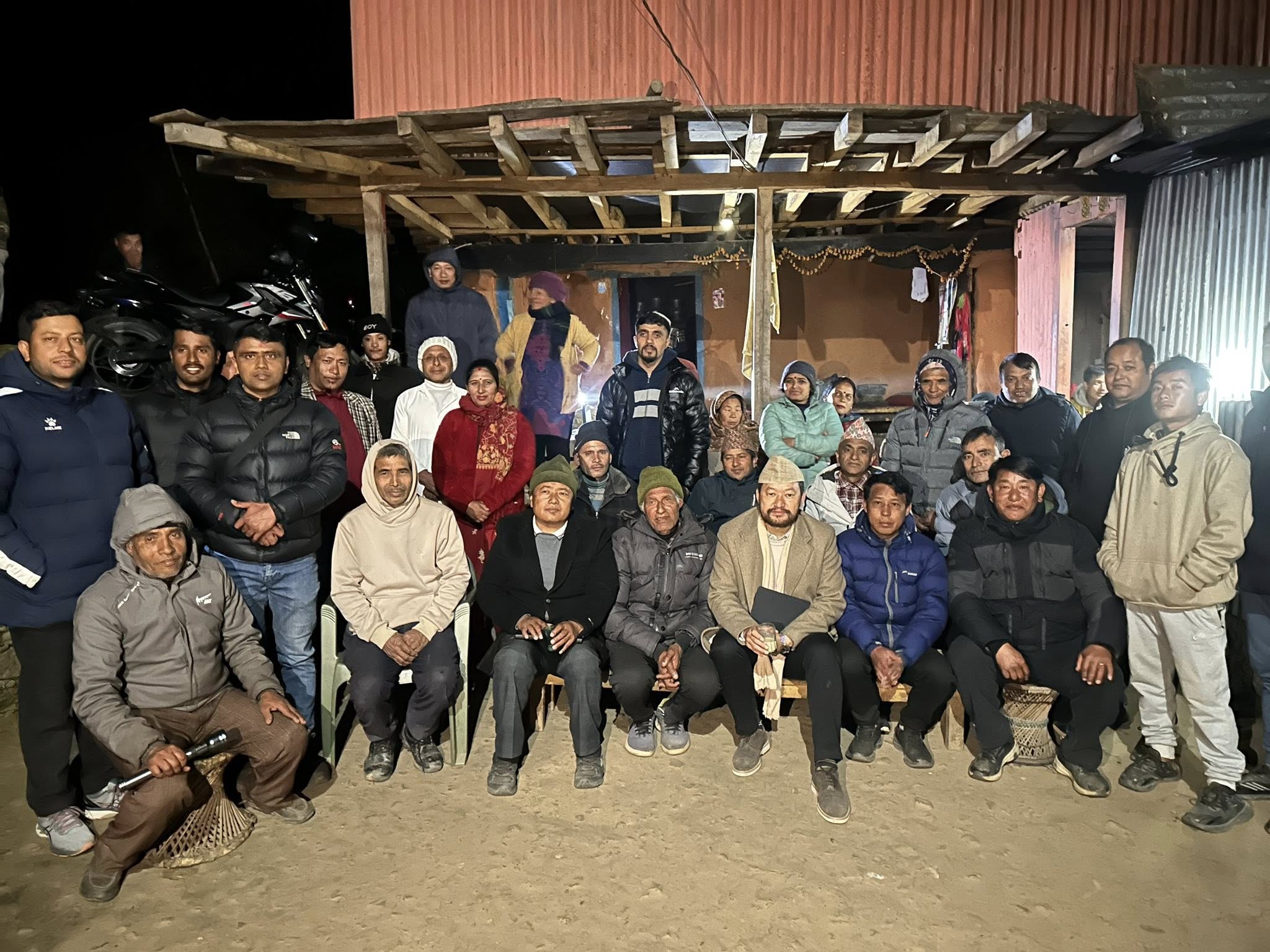 एमाले उम्मेदवार क्षितिज थेबे गाउँघरमा भोट माग्दै ।