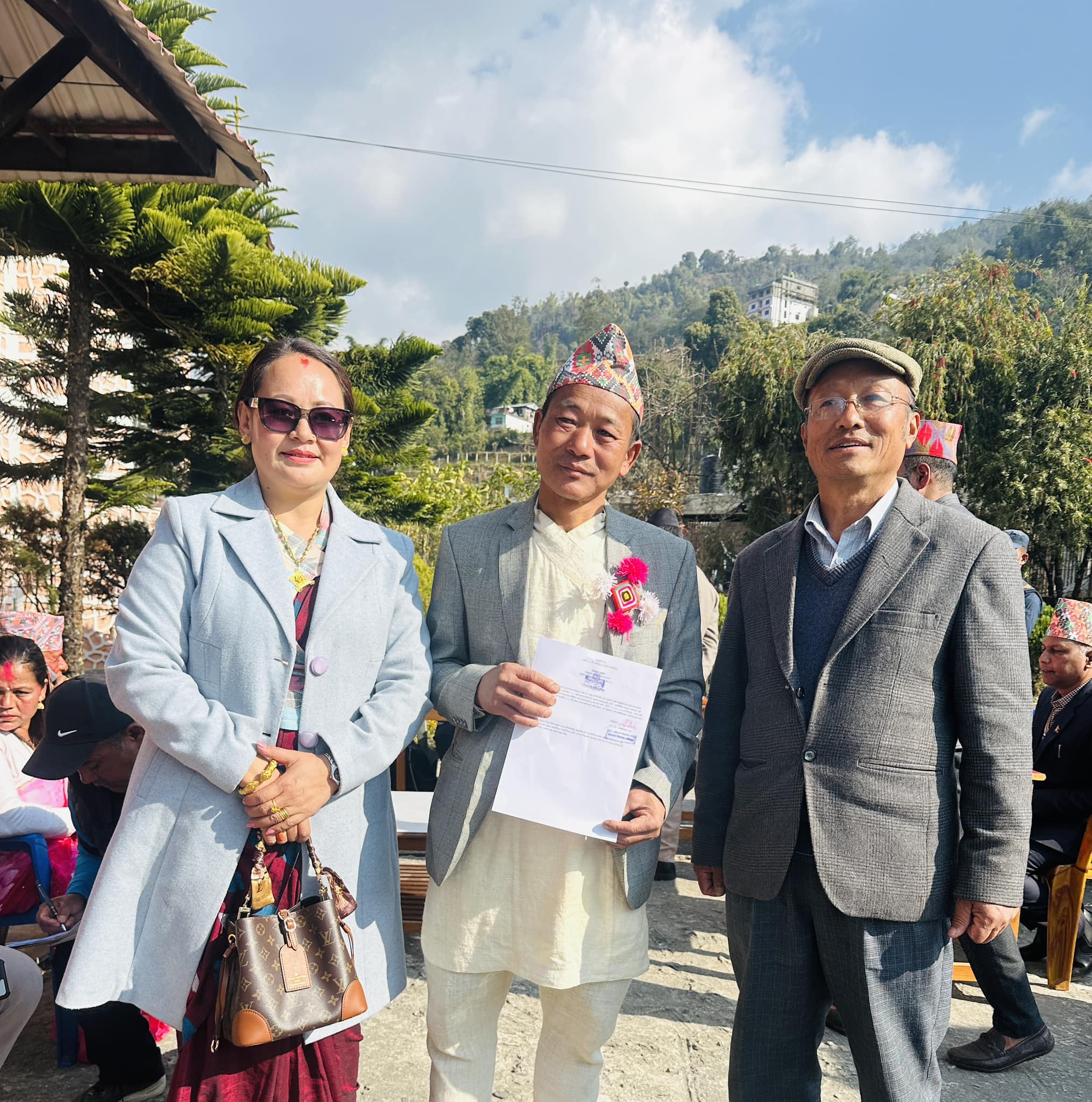 उम्मेद्वार लेछर्बोसहित नेता निर्मला तावा र भक्त यङ्देन मुख्य निर्वाचन अधिकृतको कार्यालयमा उम्मेदवारी दर्तापछि ।