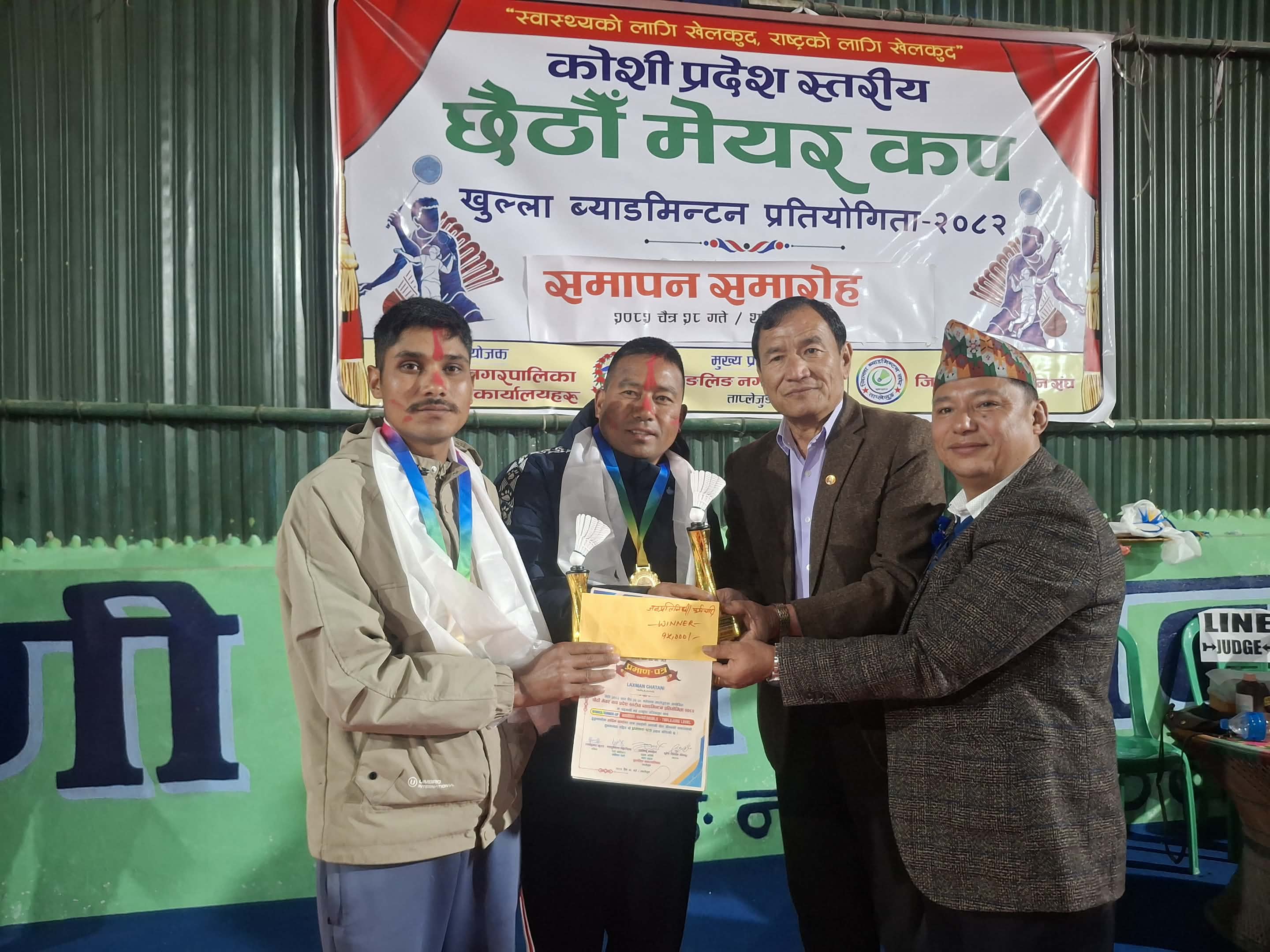 सन्तोष तामाङ र लक्ष्मण घतानी । दुवै नेपाल प्रहरीमा आबद्ध छन् ।&nbsp;जनप्रतिनिधि र कर्मचारीतर्फ विधामा प्रथम भएका उनीहरुले नगद १५ हजार प्राप्त गरे ।