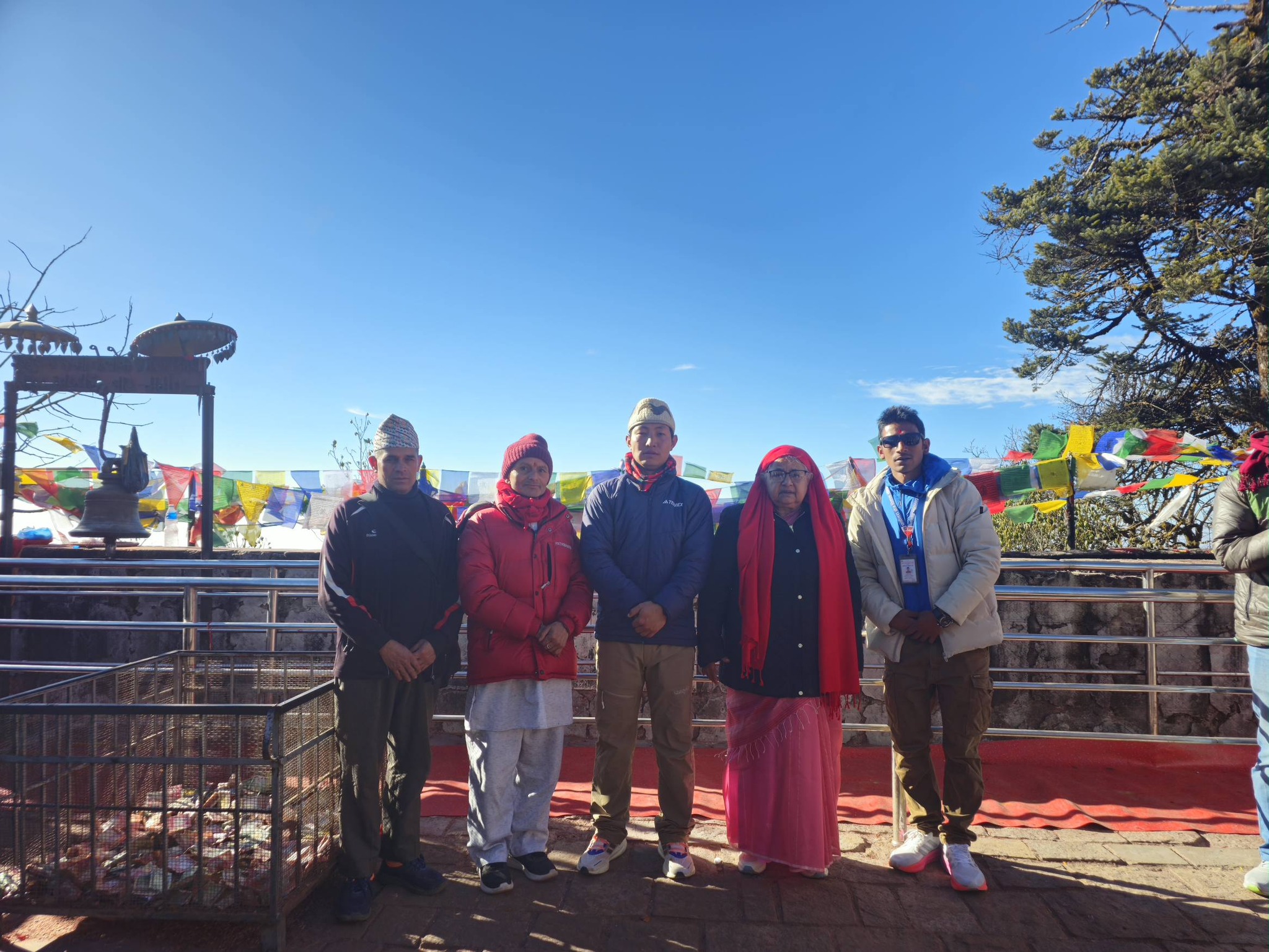 प्रधानमन्त्रीसँग तस्बिर खिच्दै पाथीभरा क्षेत्र विकास समिति कर्मचारी